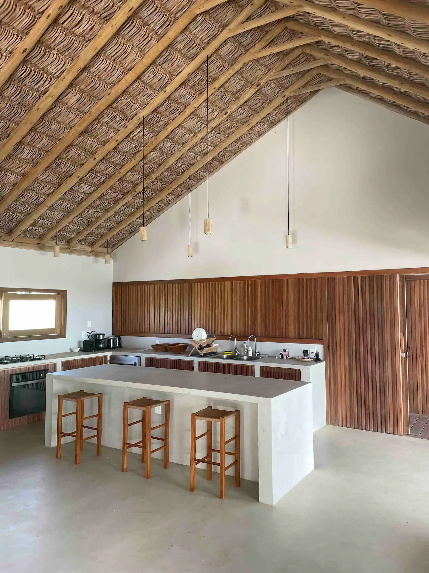 cuisine béton et bois maison de plage avec piscine Brésil Casa Vaivém cuisine béton et bois maison de plage avec piscine Brésil Casa Vaivém