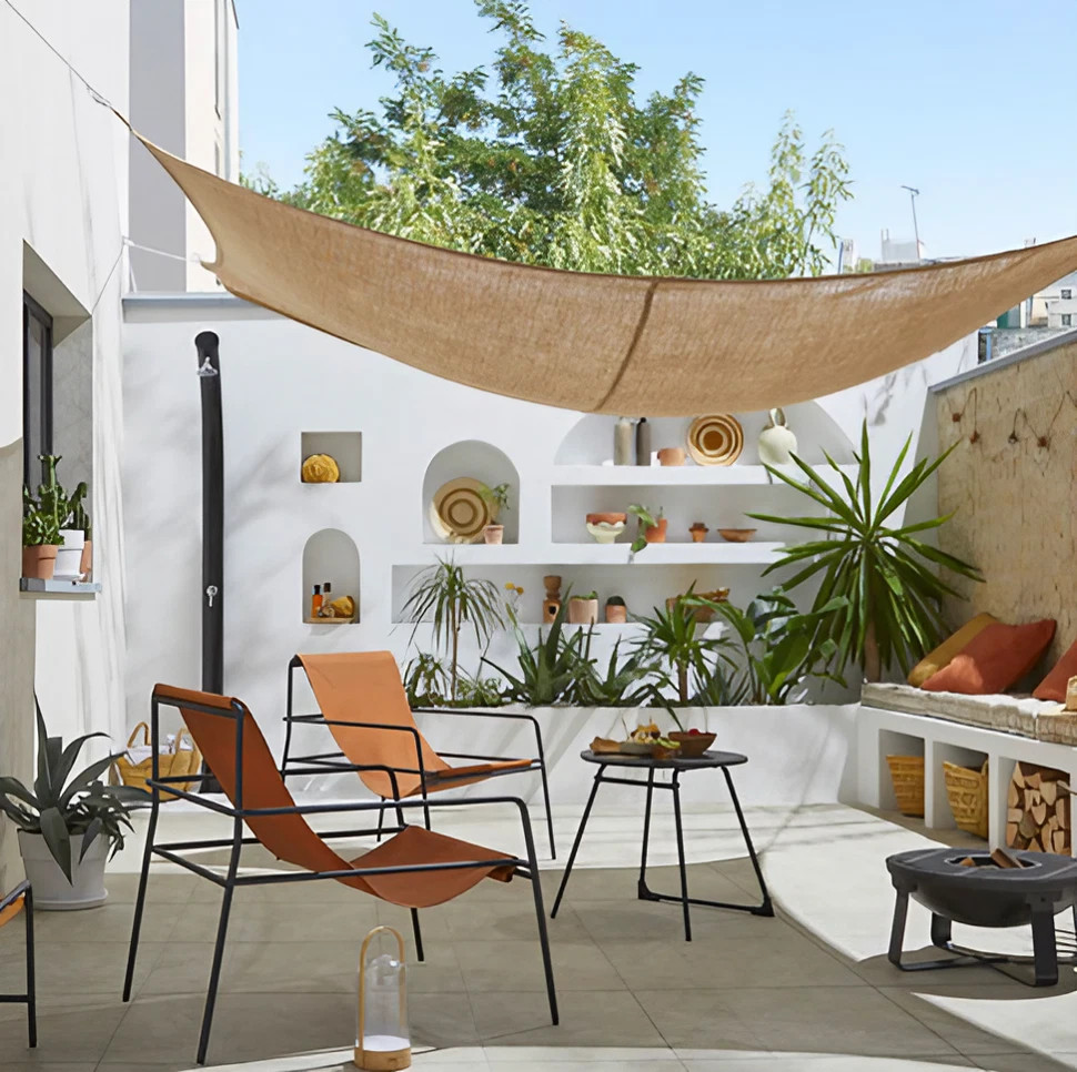 terrasse méditerranéenne dans cour maison de ville
