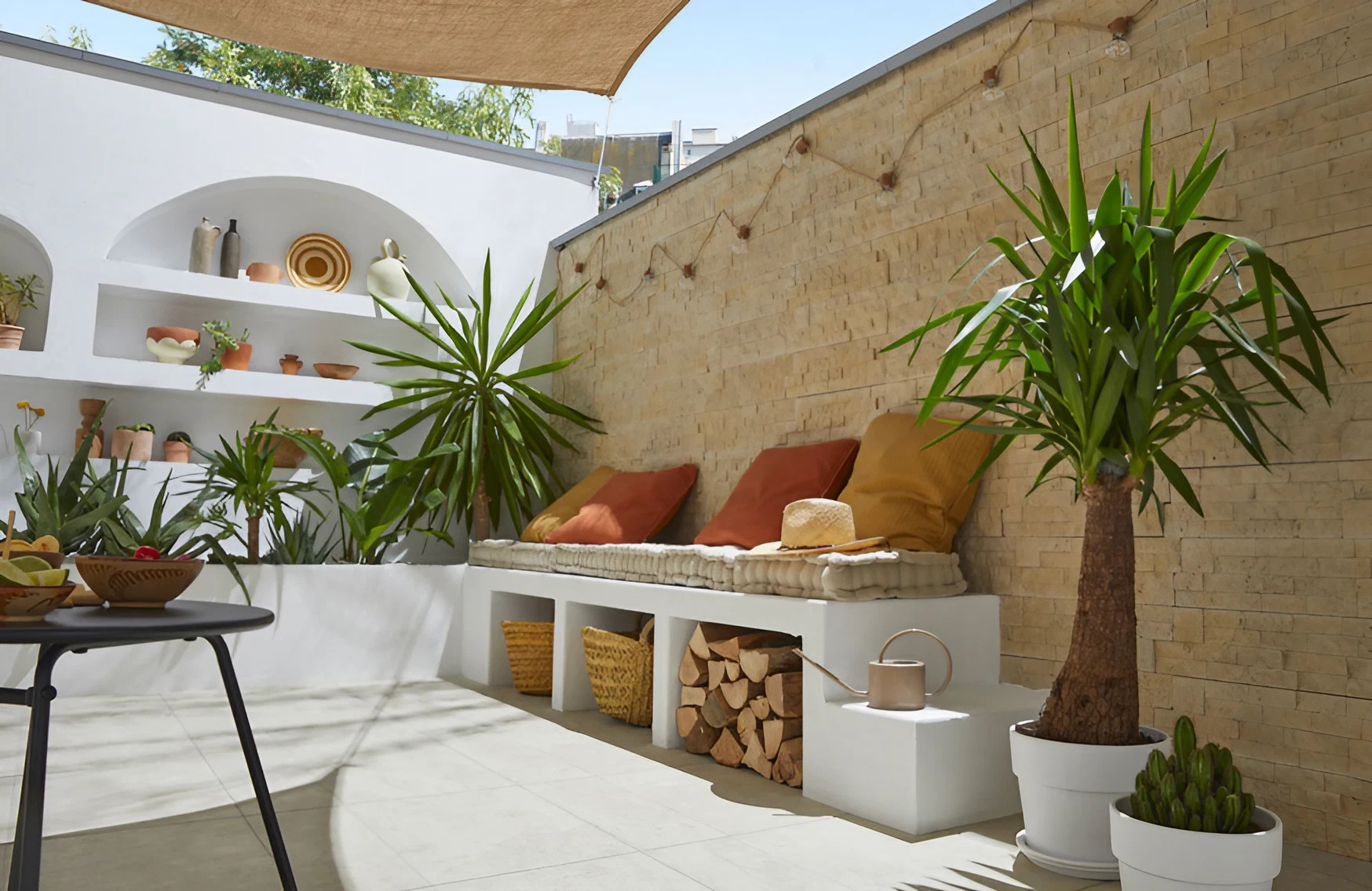 terrasse méditerranéenne dans cour maison de ville
