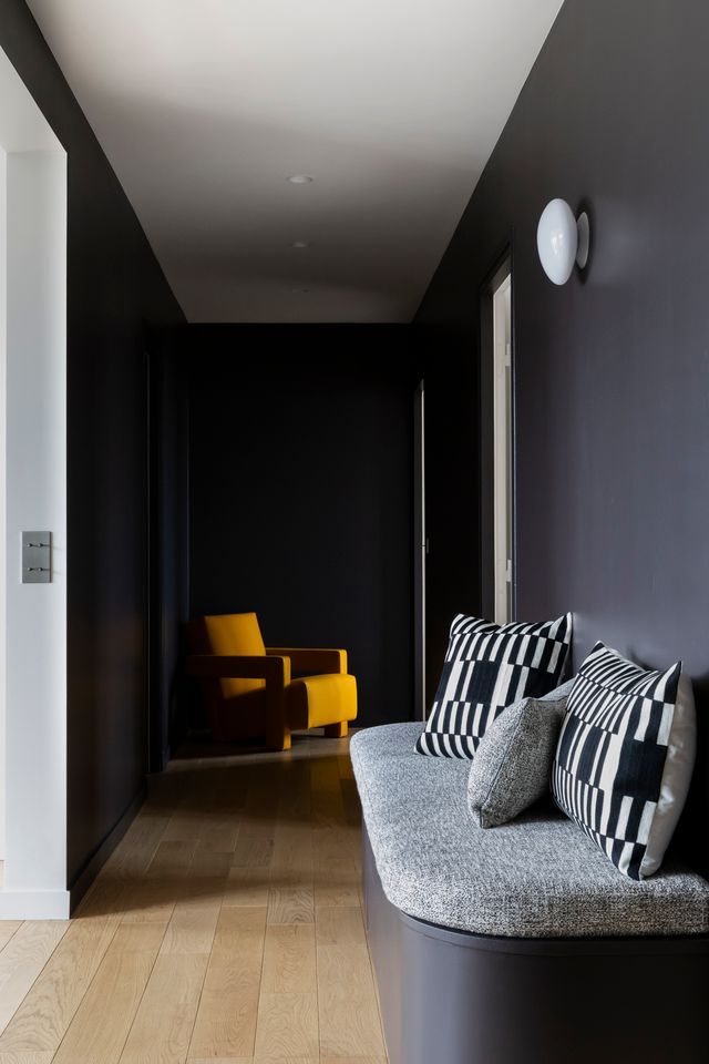 entrée noire appartement Photo : ©Pauline Le Goff