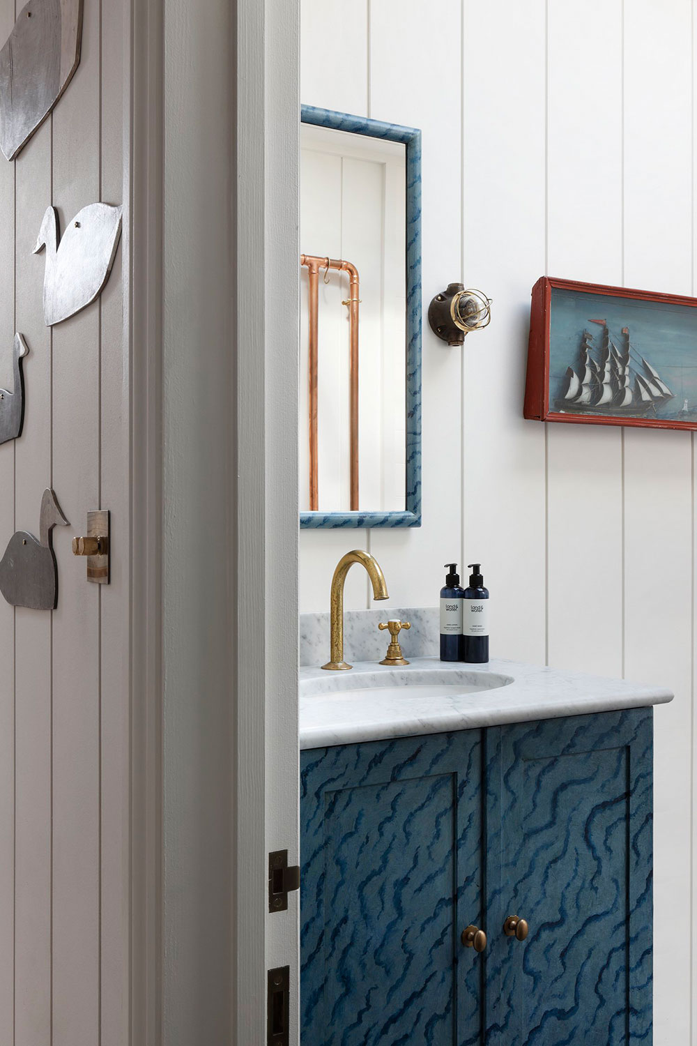 salle de bain bleue et blanche maison de pêcheur rénovée The Net Loft
