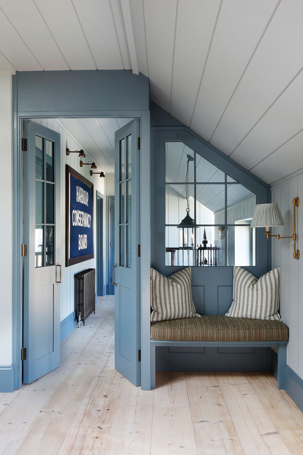 entrée murs bleus maison de pêcheur rénovée décoration rustique chic The Net Loft
