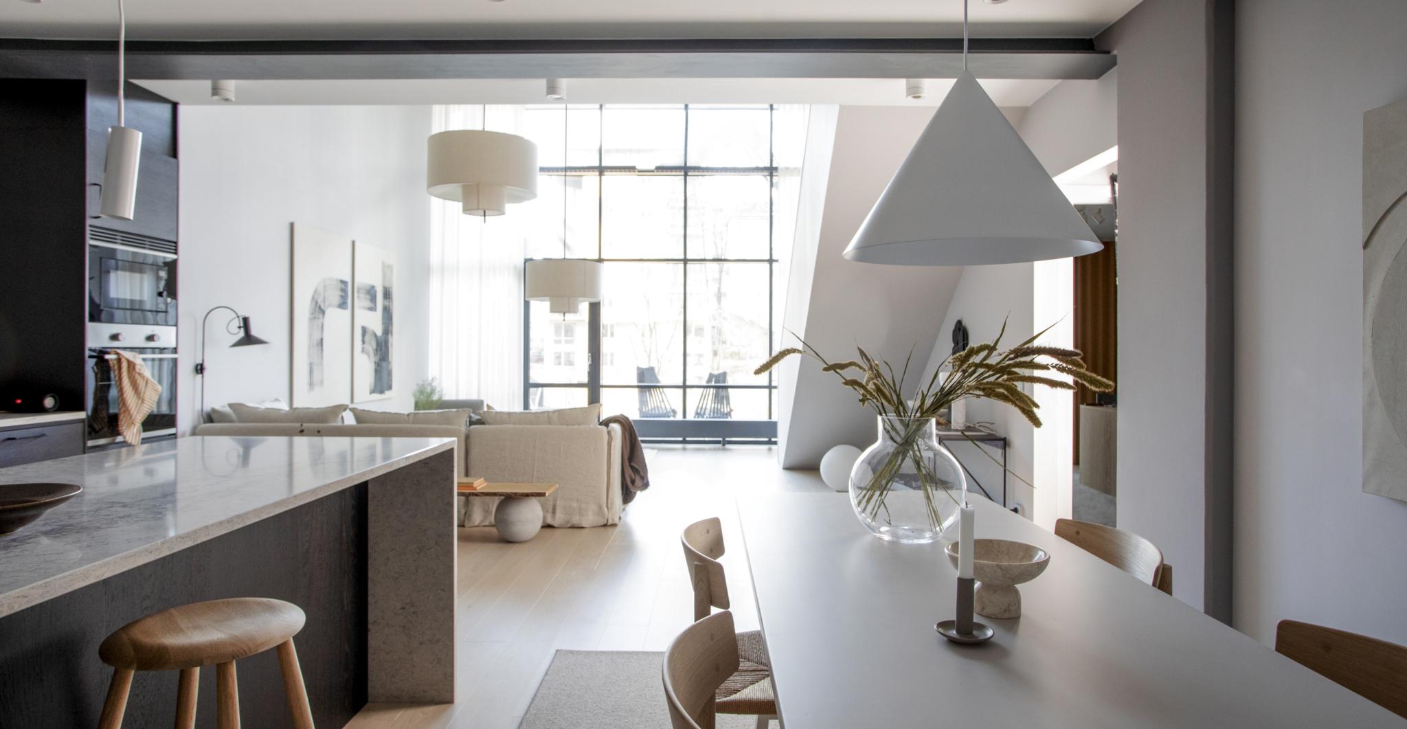 salon avec baie vitrée décoration design blanche