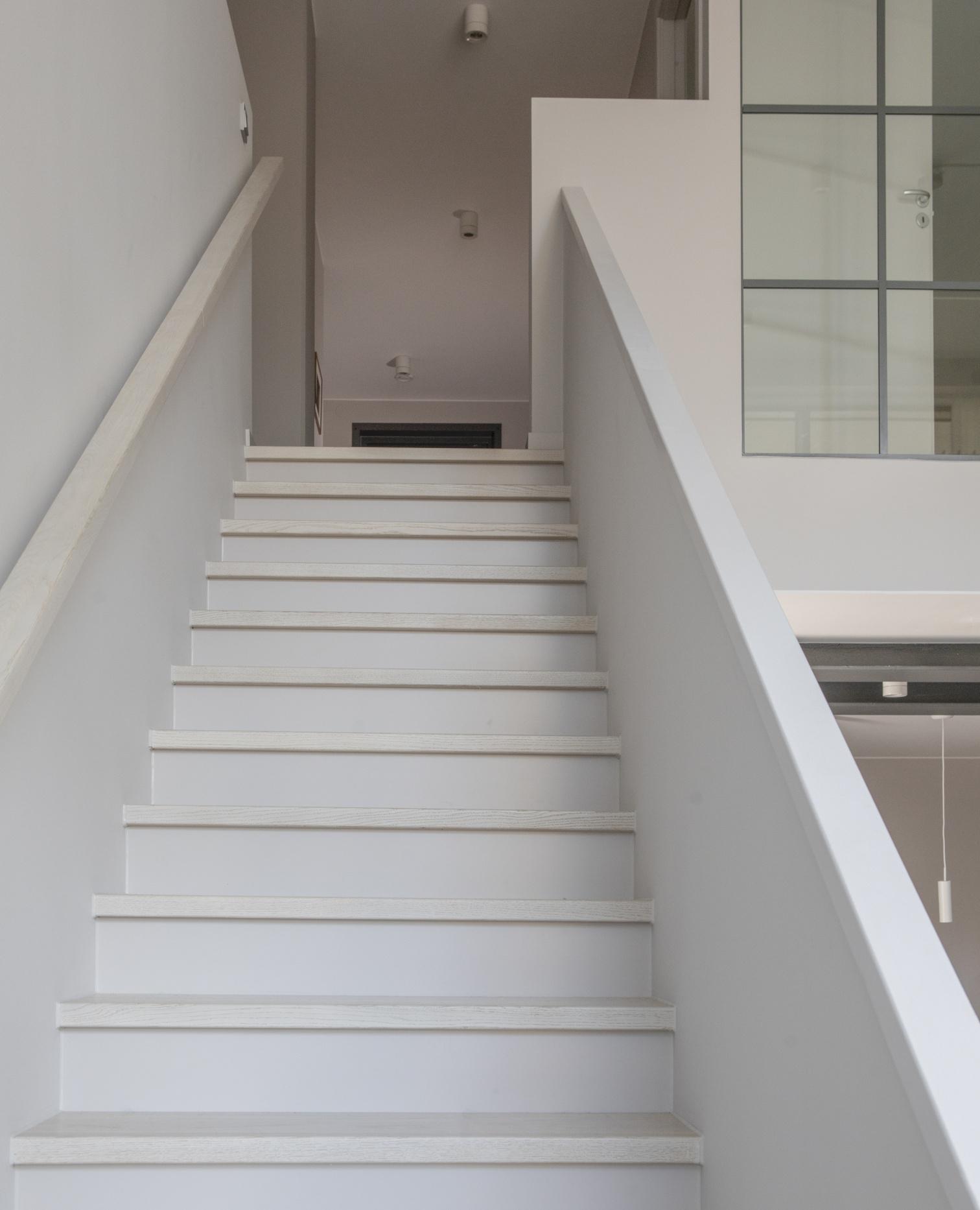 escalier design blanc