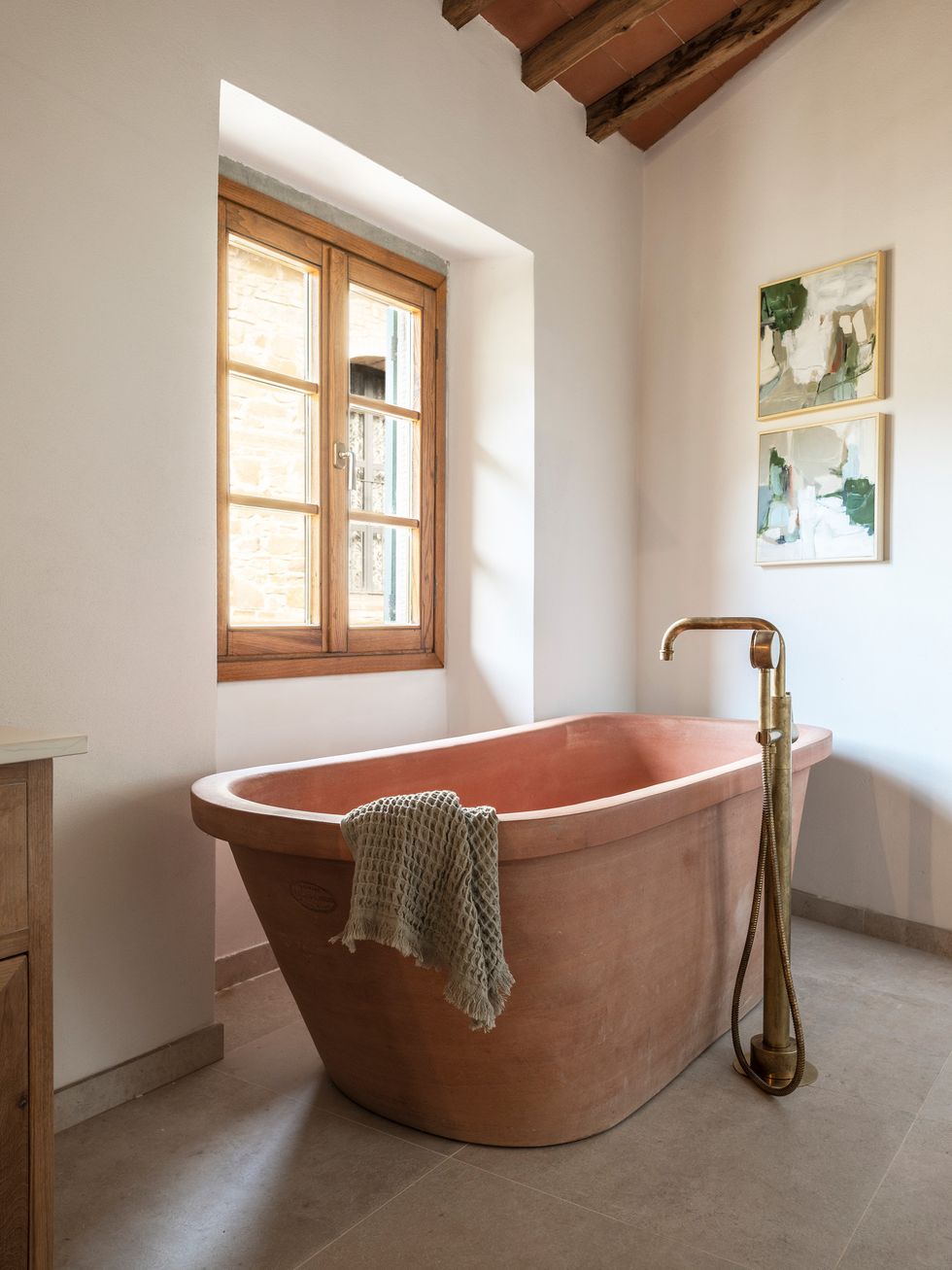 salle de bain avec baignoire en terre cuite Italie Campo Sasso