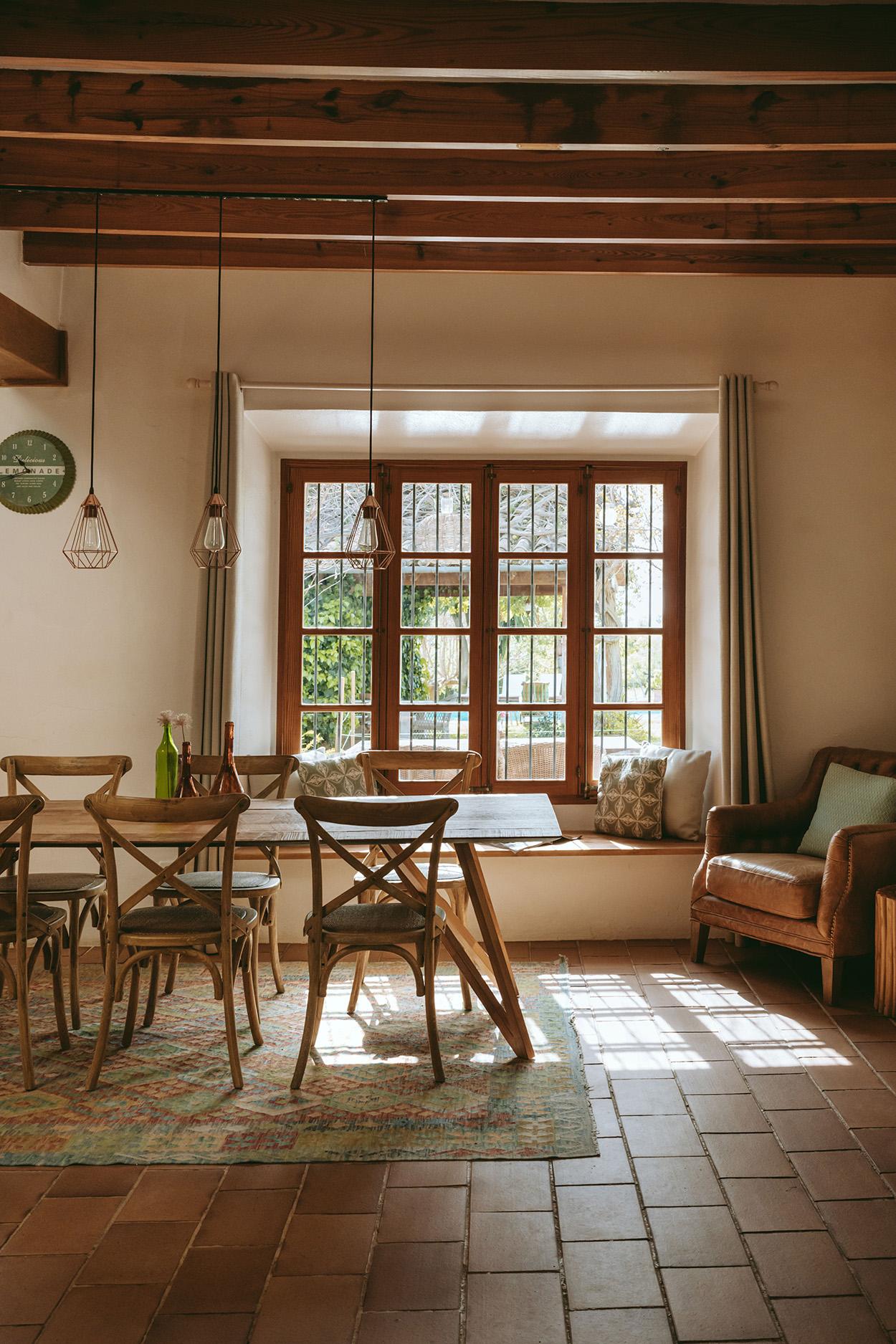 salle à manger avec poutres maison en pierres