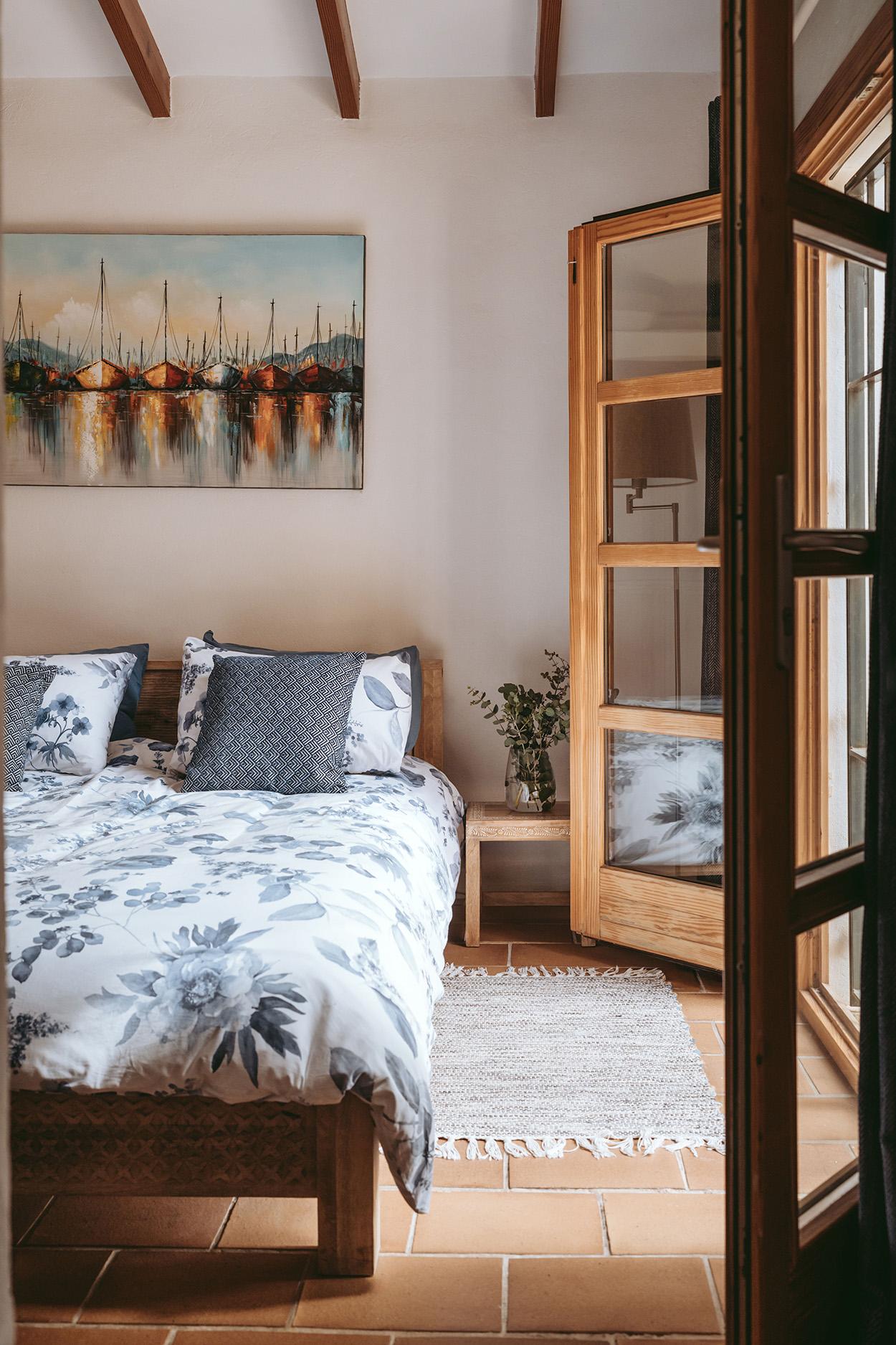 chambre avec poutres maison en pierres