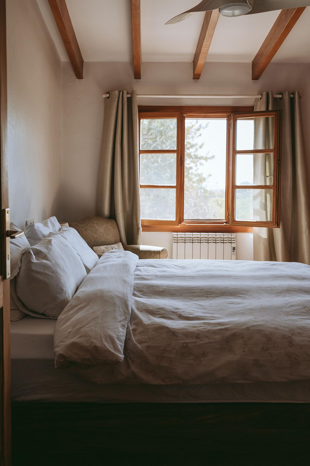 chambre avec poutres maison en pierres