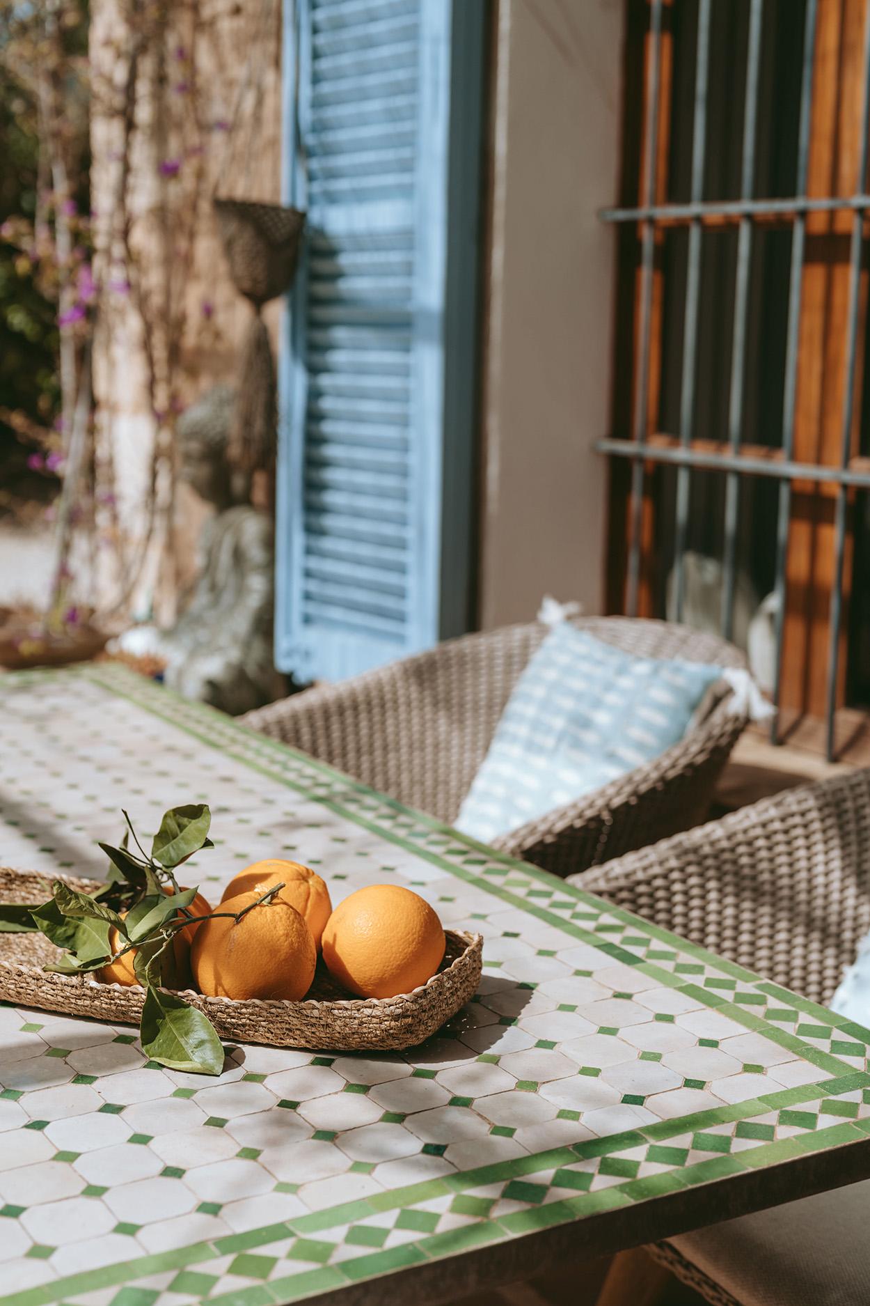 terrasse maison en pierres avec volets bleus