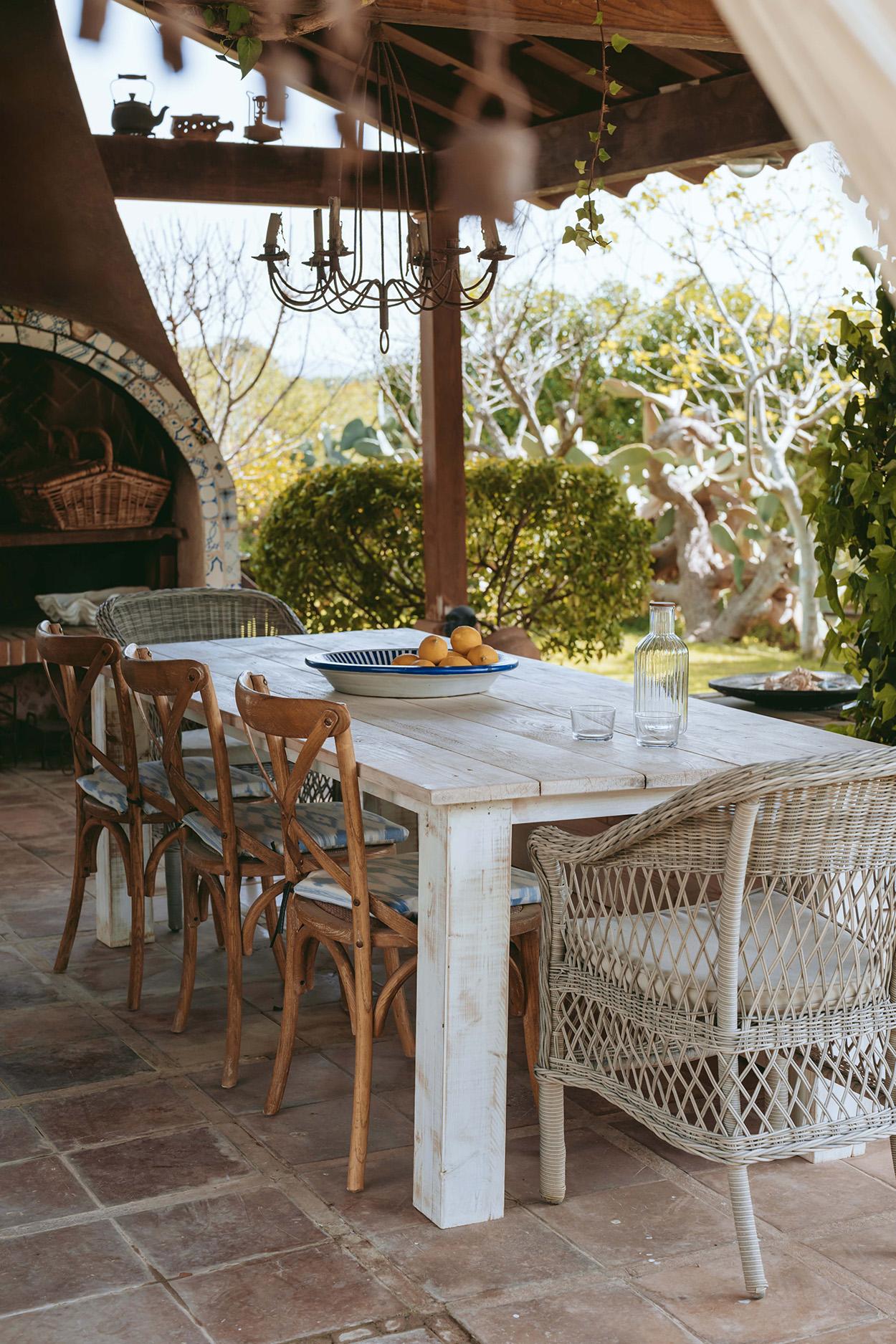 terrasse avec barbecue maison en pierres
