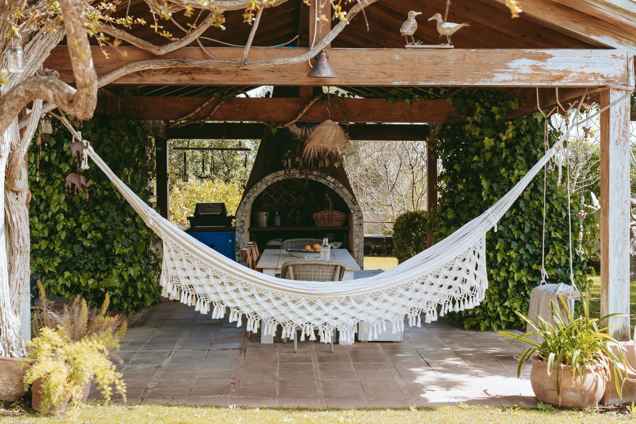 terrasse avec pergola, barbecue et hamac