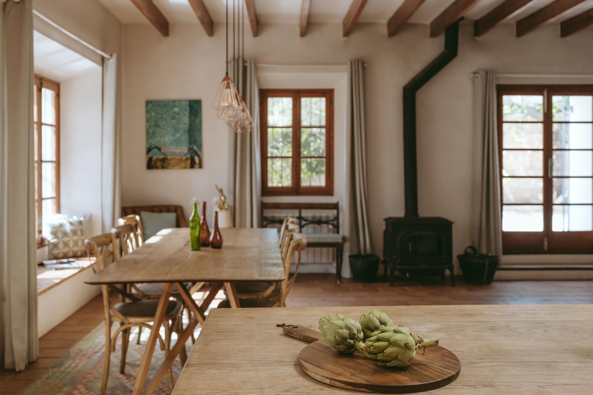 salle à manger avec poutres maison en pierres
