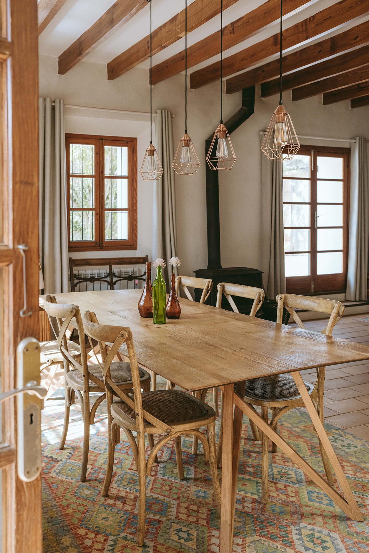 salle à manger avec poutres maison en pierres