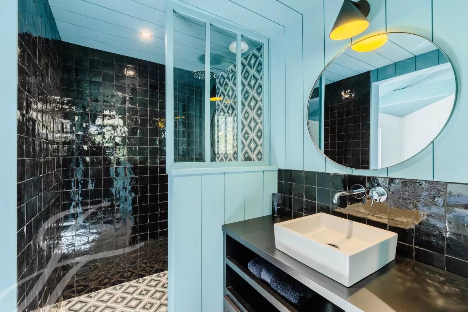 salle de bain bleu turquoise et zelliges noires maison en bois style Cap Ferret salle de bain bleu turquoise et zelliges noires maison en bois style Cap Ferret