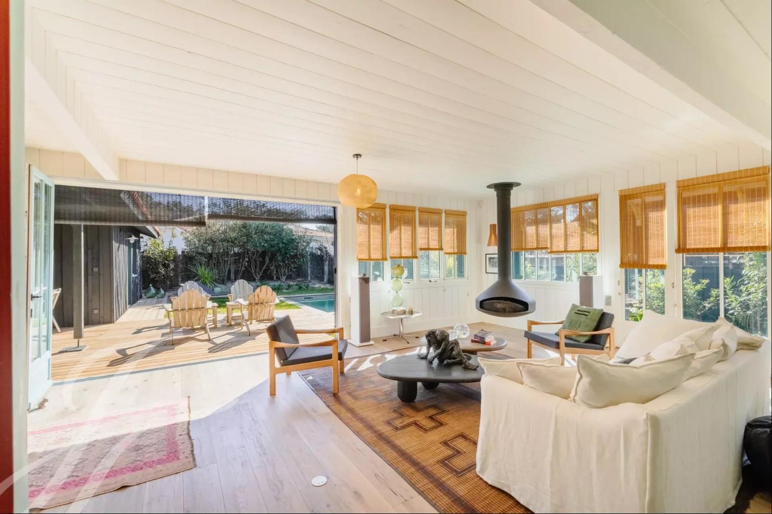 salon avec cheminée Focus maison en bois style Cap Ferret salon avec cheminée Focus maison en bois style Cap Ferret