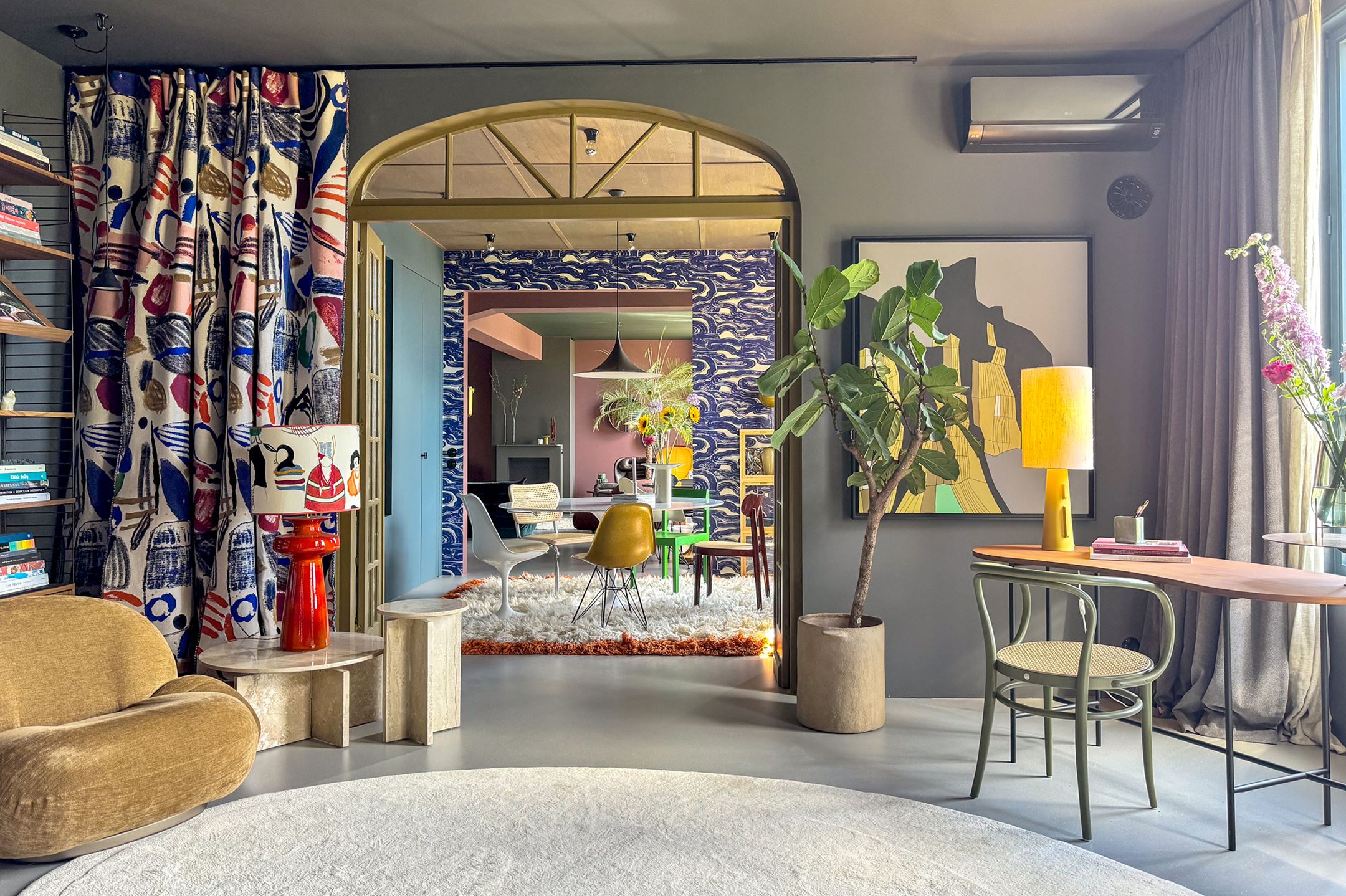 chambre avec espace bureau