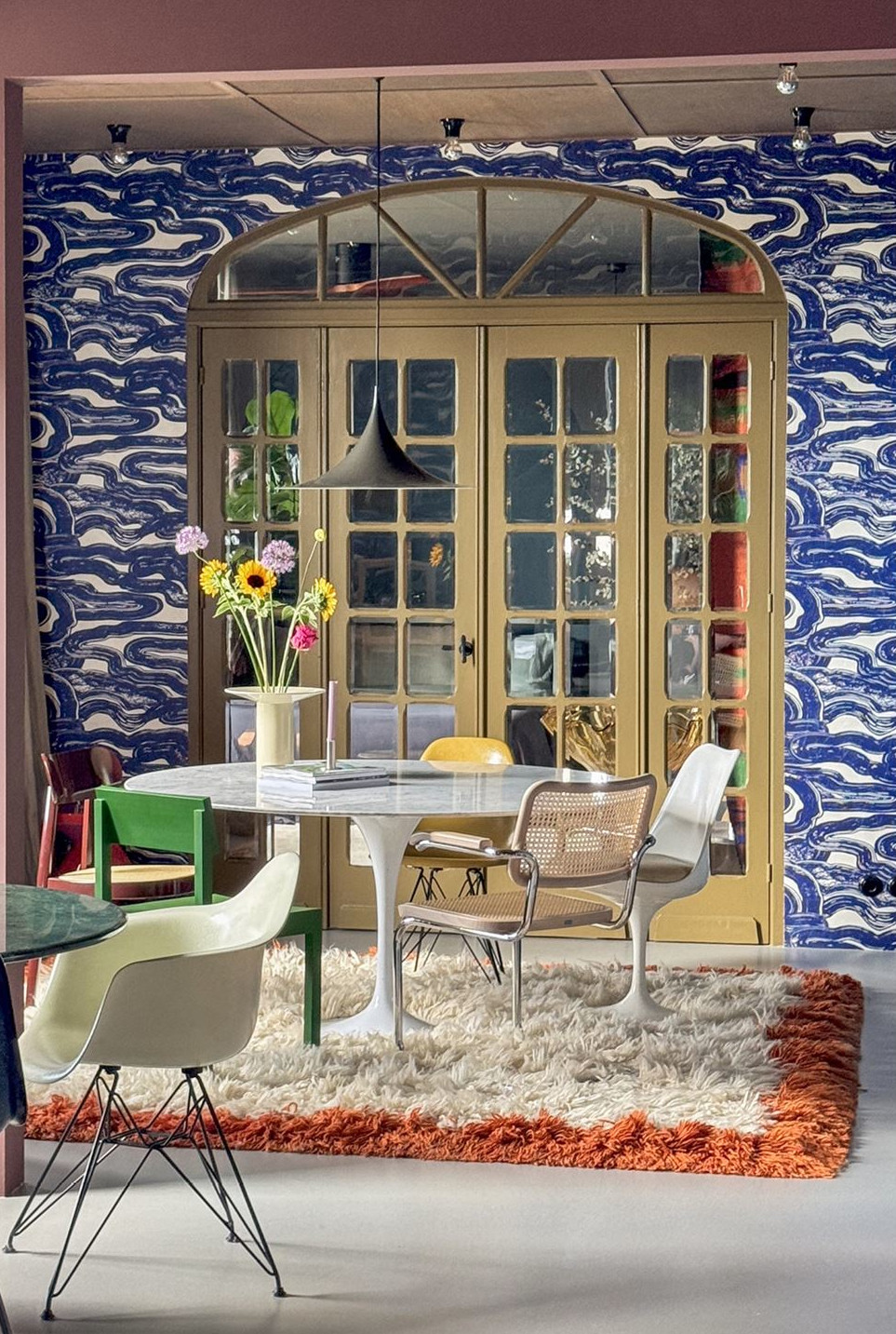 salle à manger décoration colorée et vintage
