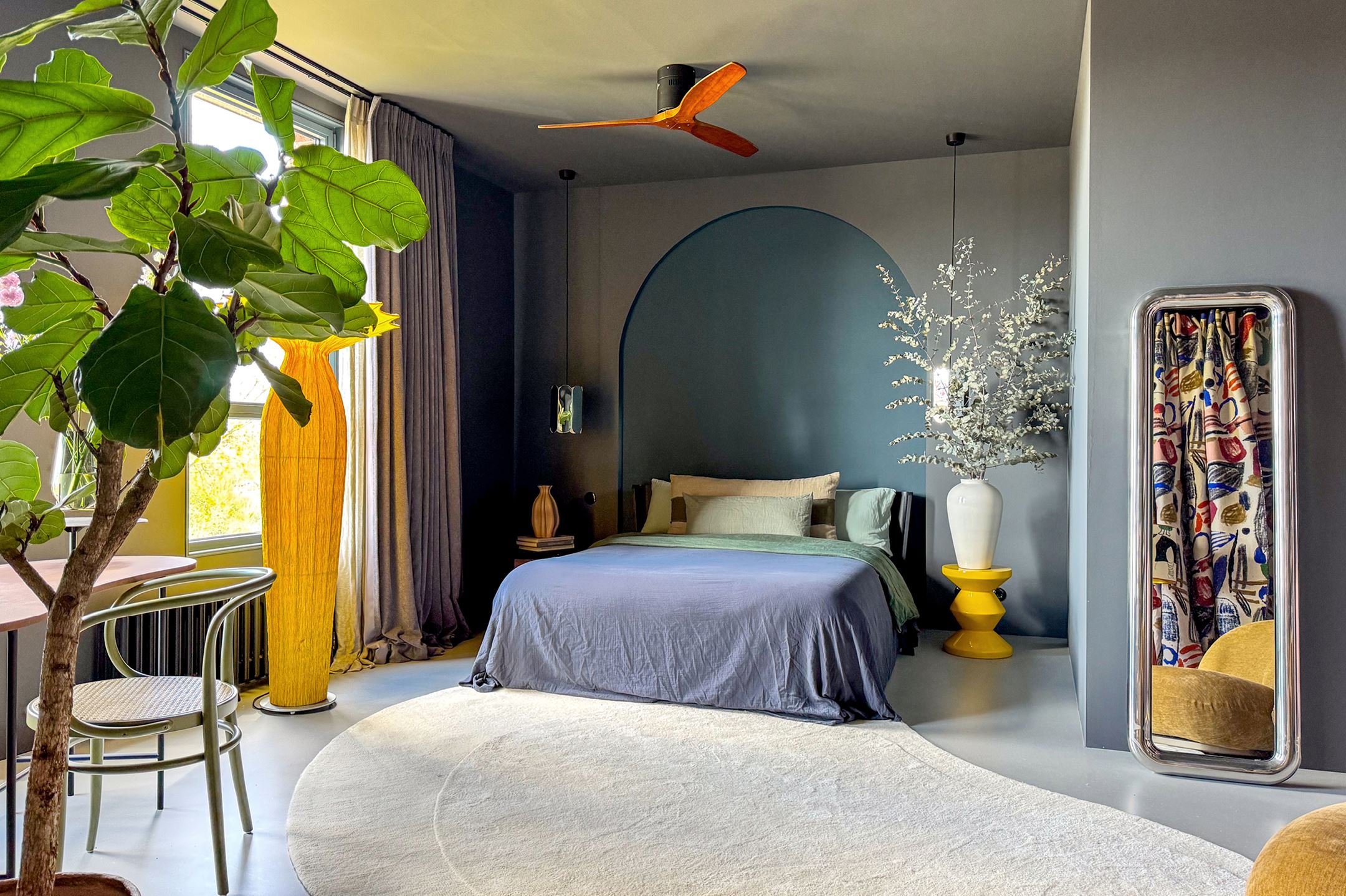 chambre avec espace bureau