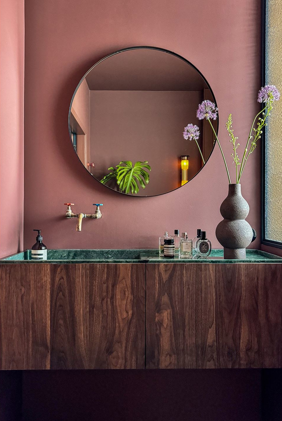 salle de bain décoration colorée et vintage