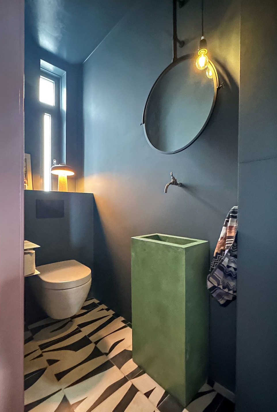 toilettes décoration colorée et vintage