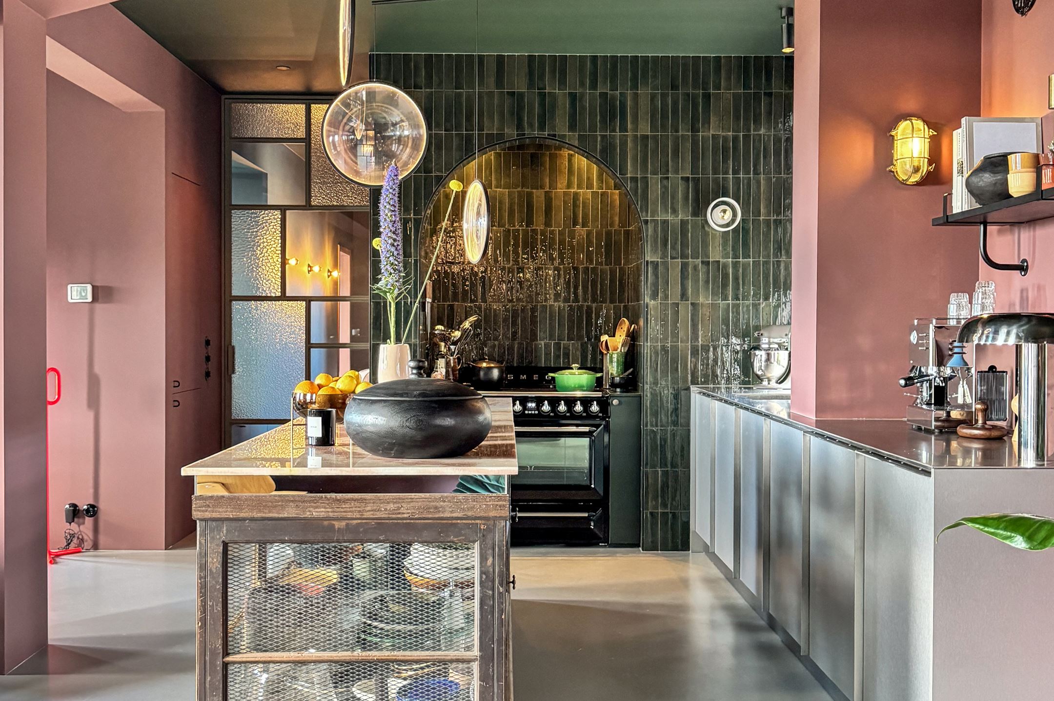 cuisine avec îlot meuble de métier vitrine
