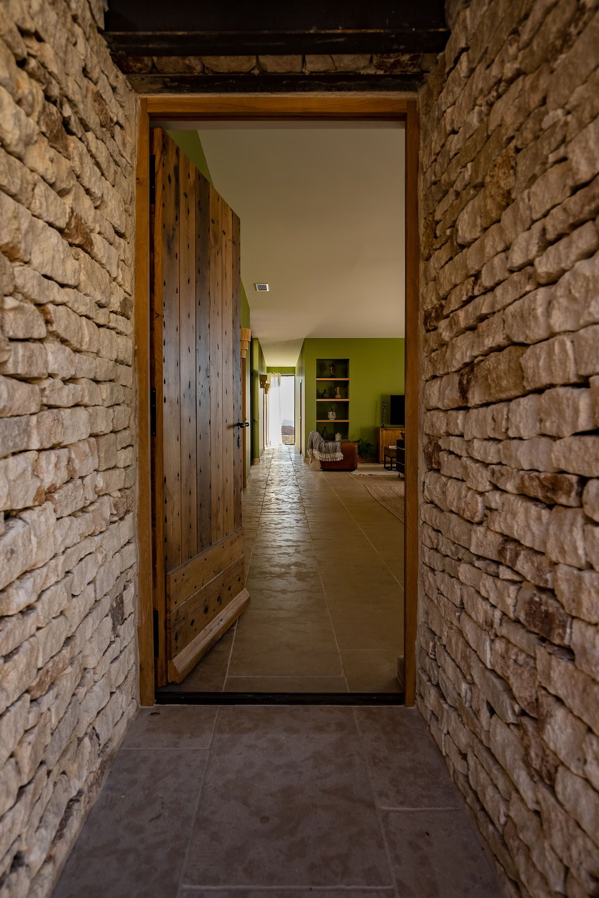 entrée maison en pierres sèches contemporaine avec piscine Gordes villa AVA entrée maison en pierres sèches contemporaine avec piscine Gordes villa AVA