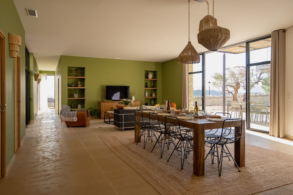 salon mur vert maison en pierres sèches contemporaine avec piscine Gordes villa AVA salon mur vert maison en pierres sèches contemporaine avec piscine Gordes villa AVA