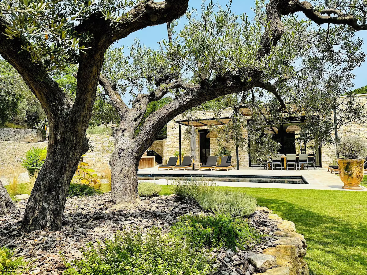 maison en pierres sèches contemporaine avec piscine Gordes villa AVA maison en pierres sèches contemporaine avec piscine Gordes villa AVA