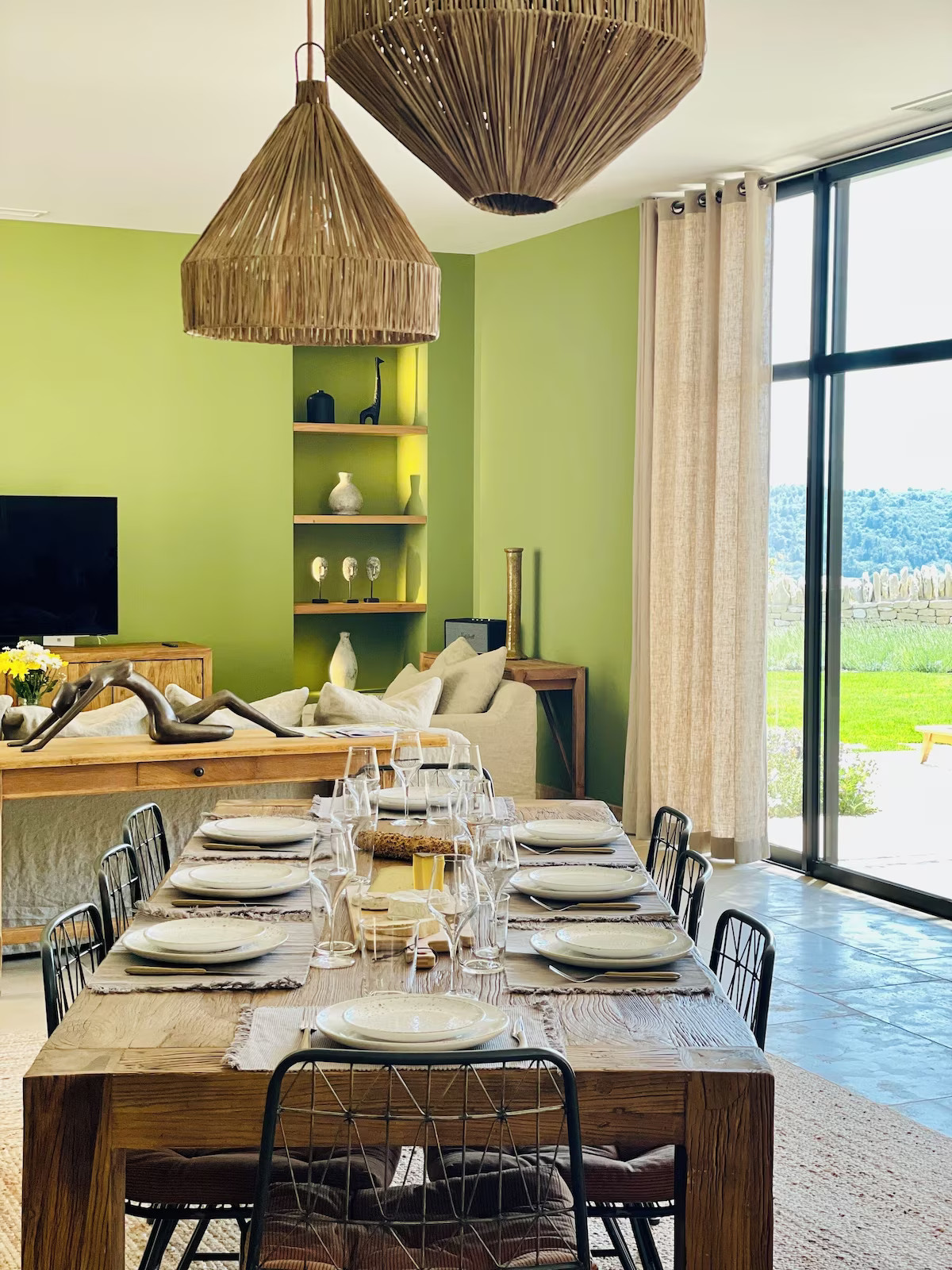 salon mur vert maison en pierres sèches contemporaine avec piscine Gordes villa AVA salon mur vert maison en pierres sèches contemporaine avec piscine Gordes villa AVA