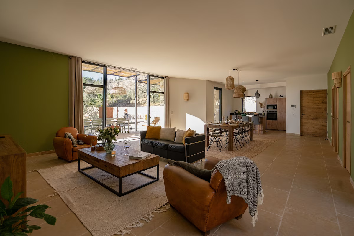 salon mur vert maison en pierres sèches contemporaine avec piscine Gordes villa AVA salon mur vert maison en pierres sèches contemporaine avec piscine Gordes villa AVA