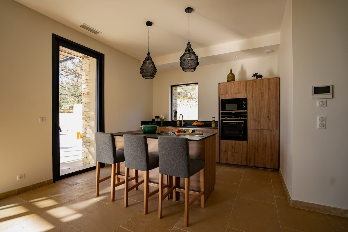 cuisine bois ouverte maison en pierres sèches contemporaine avec piscine Gordes villa AVA cuisine bois ouverte maison en pierres sèches contemporaine avec piscine Gordes villa AVA
