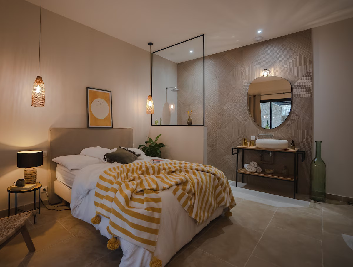 chambre avec salle de bain maison en pierres sèches contemporaine avec piscine Gordes villa AVA chambre avec salle de bain maison en pierres sèches contemporaine avec piscine Gordes villa AVA