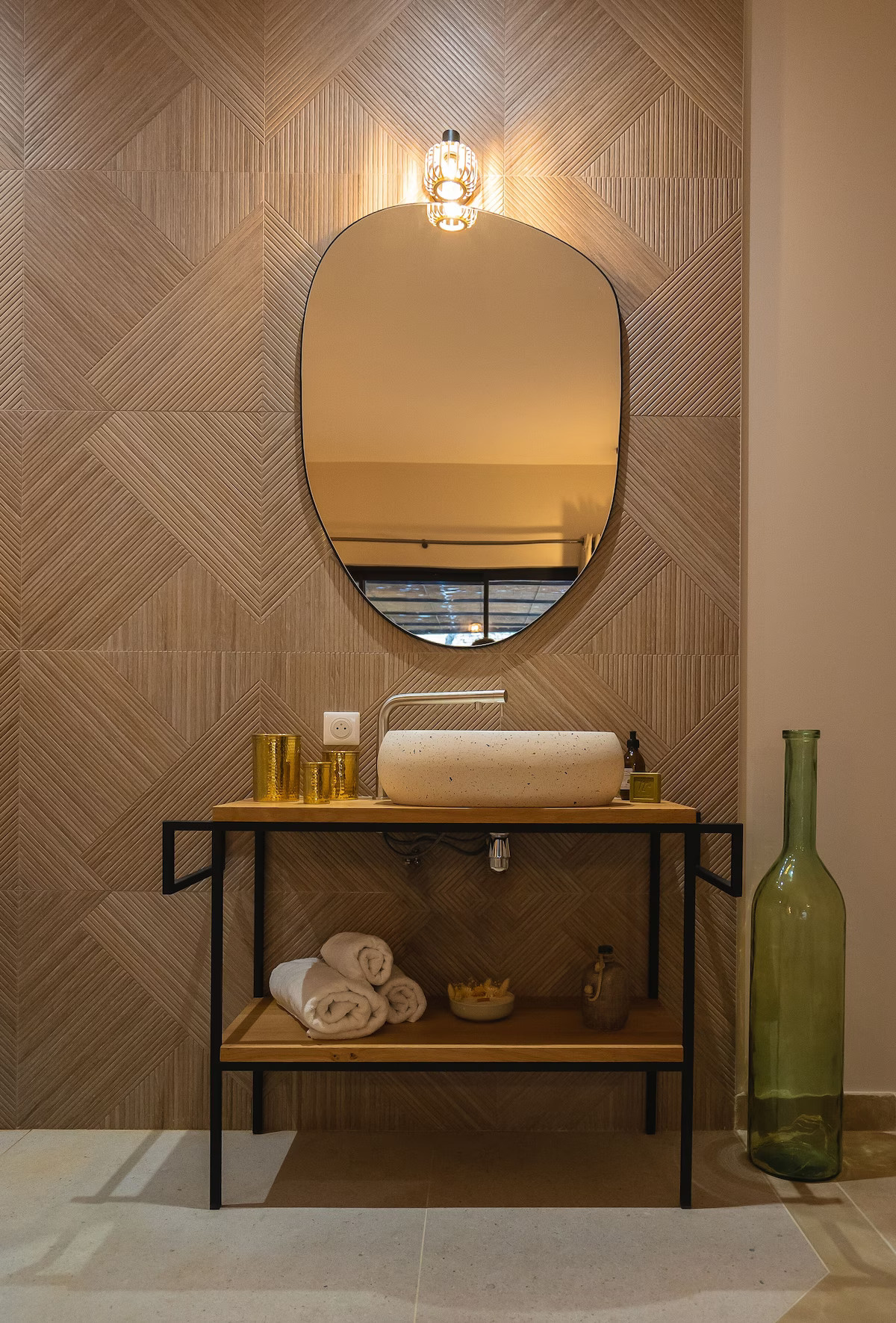 salle de bain design bois maison en pierres sèches contemporaine avec piscine Gordes villa AVA salle de bain design bois maison en pierres sèches contemporaine avec piscine Gordes villa AVA