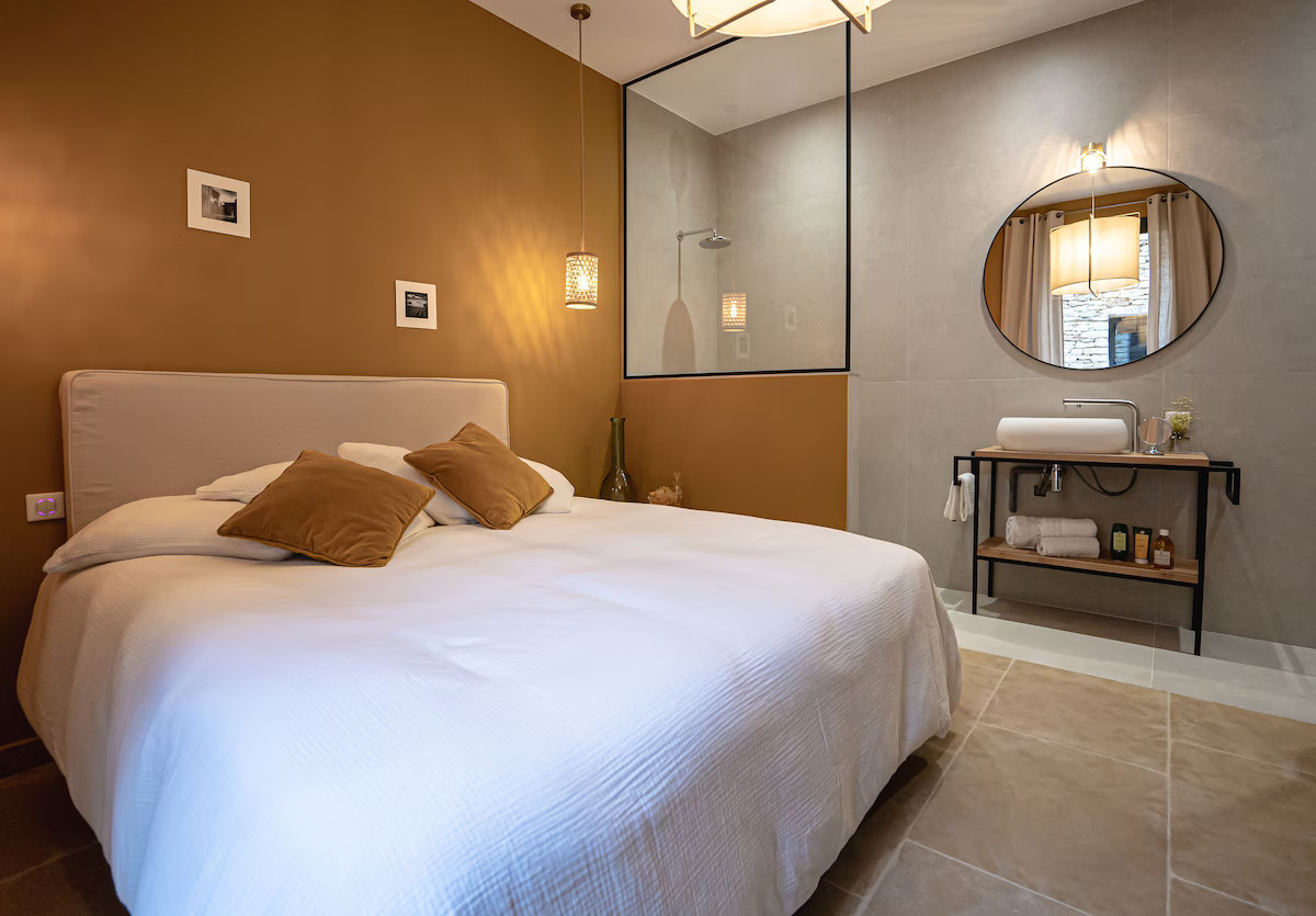chambre avec salle de bain maison en pierres sèches contemporaine avec piscine Gordes villa AVA chambre avec salle de bain maison en pierres sèches contemporaine avec piscine Gordes villa AVA