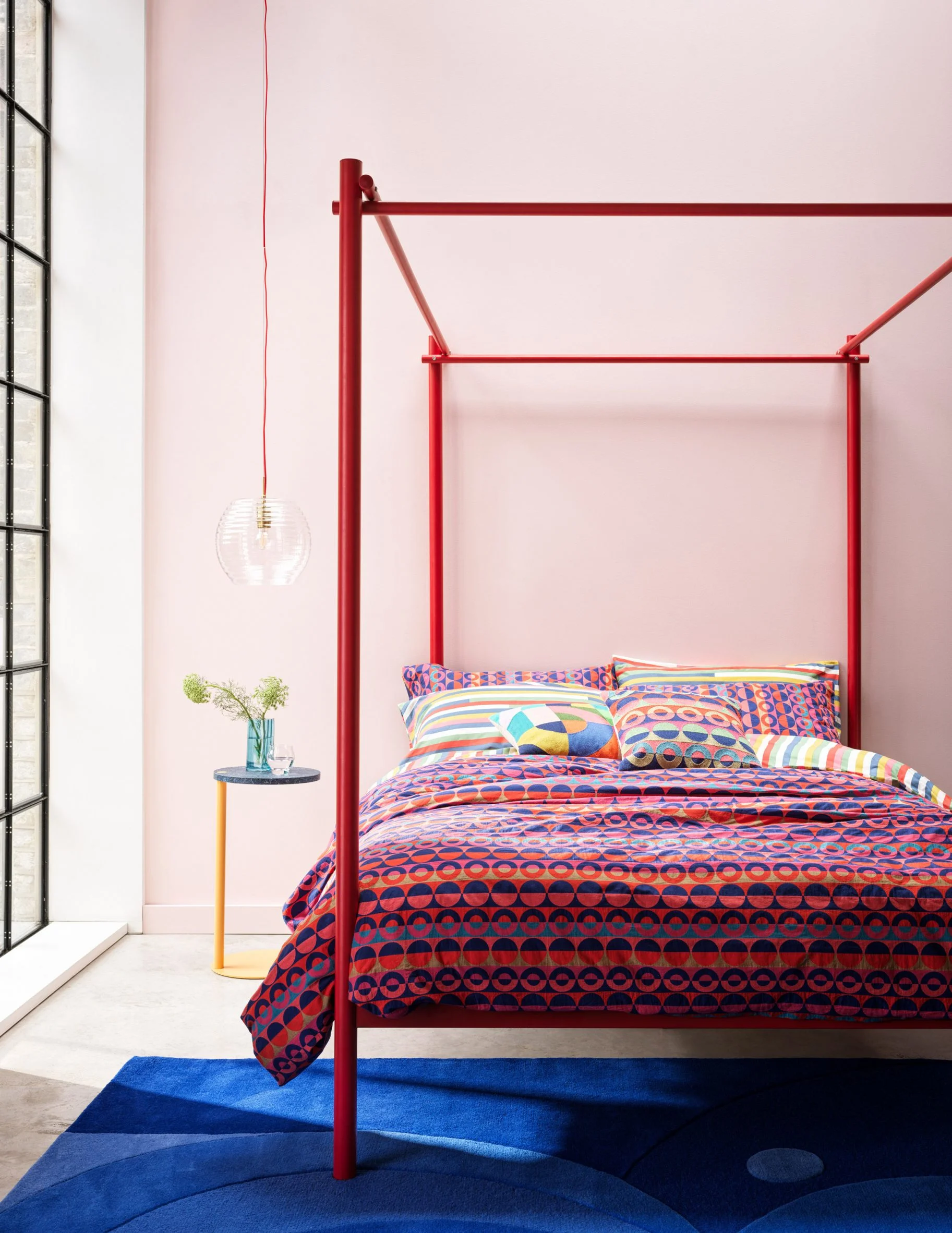 chambre lit baldaquin rouge