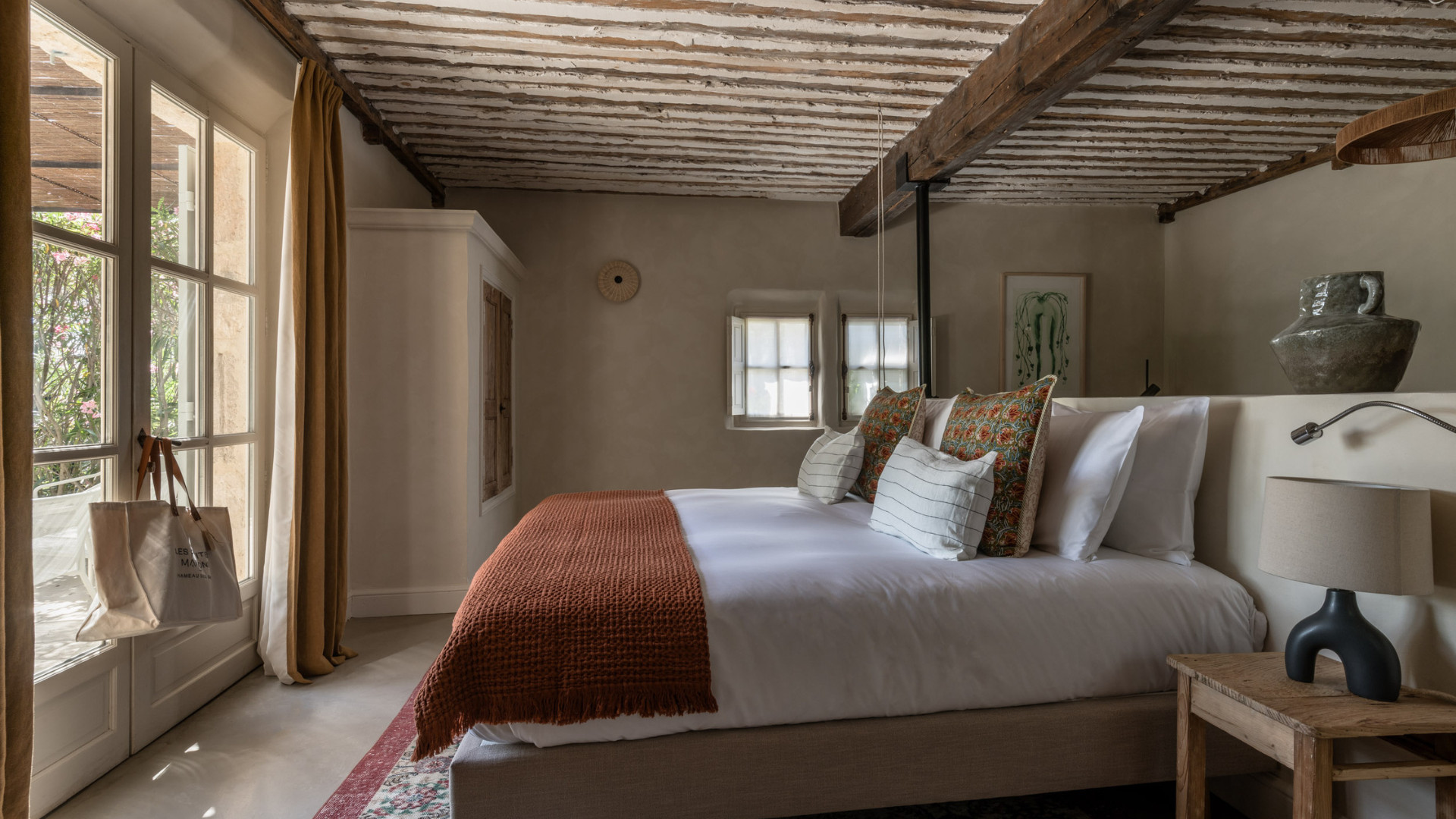 chambre avec poutres maison en pierre Le Hameau des Baux Les Petites Maisons