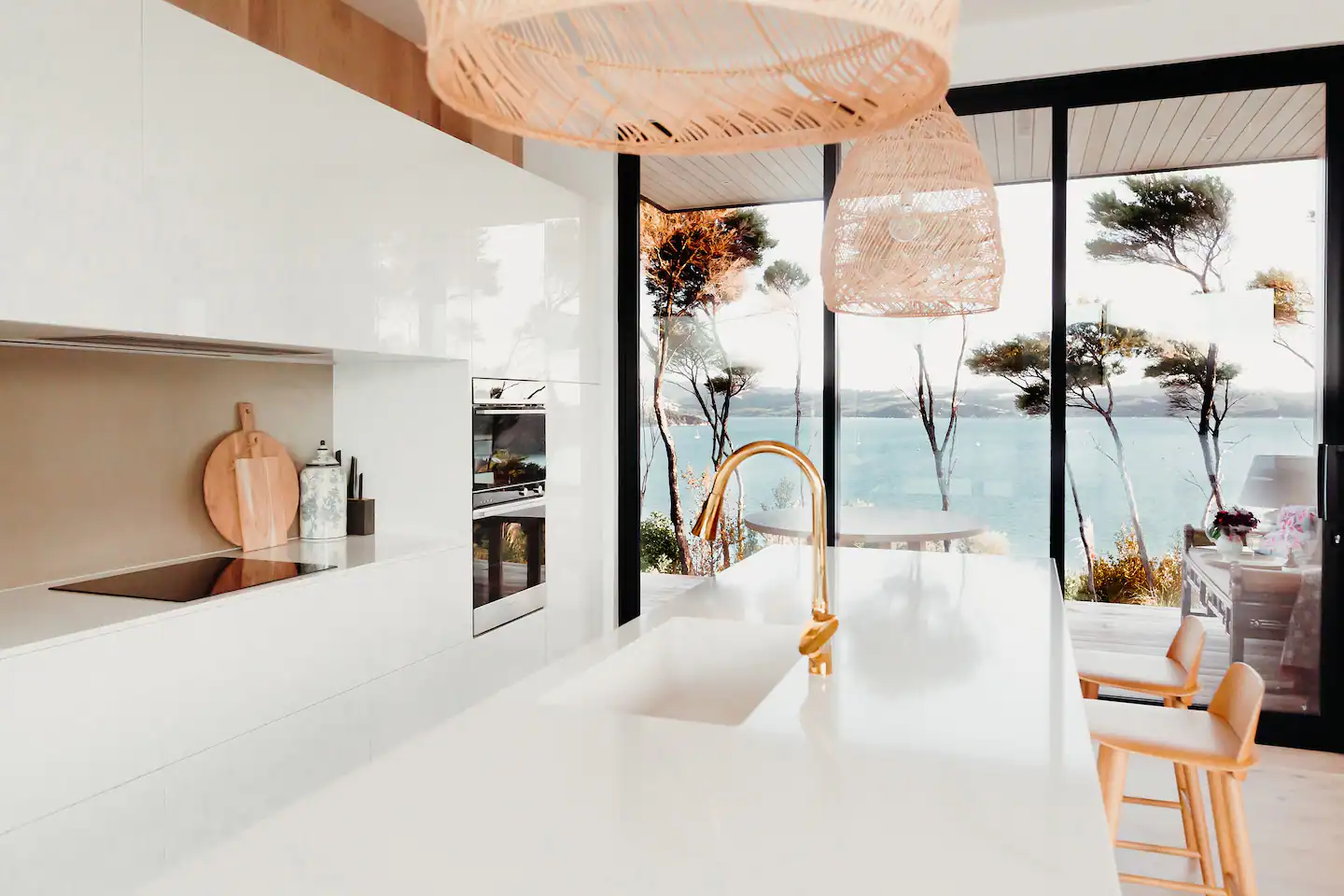 cuisine design blanche vue mer maison contemporaine cuisine design blanche vue mer maison contemporaine