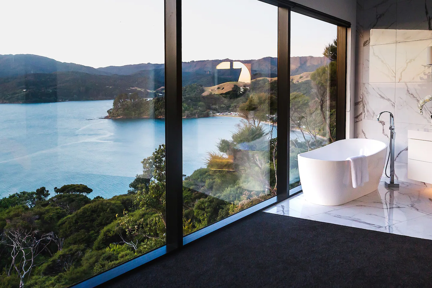 salle de bain avec baie vitrée vue mer maison contemporaine salle de bain avec baie vitrée vue mer maison contemporaine