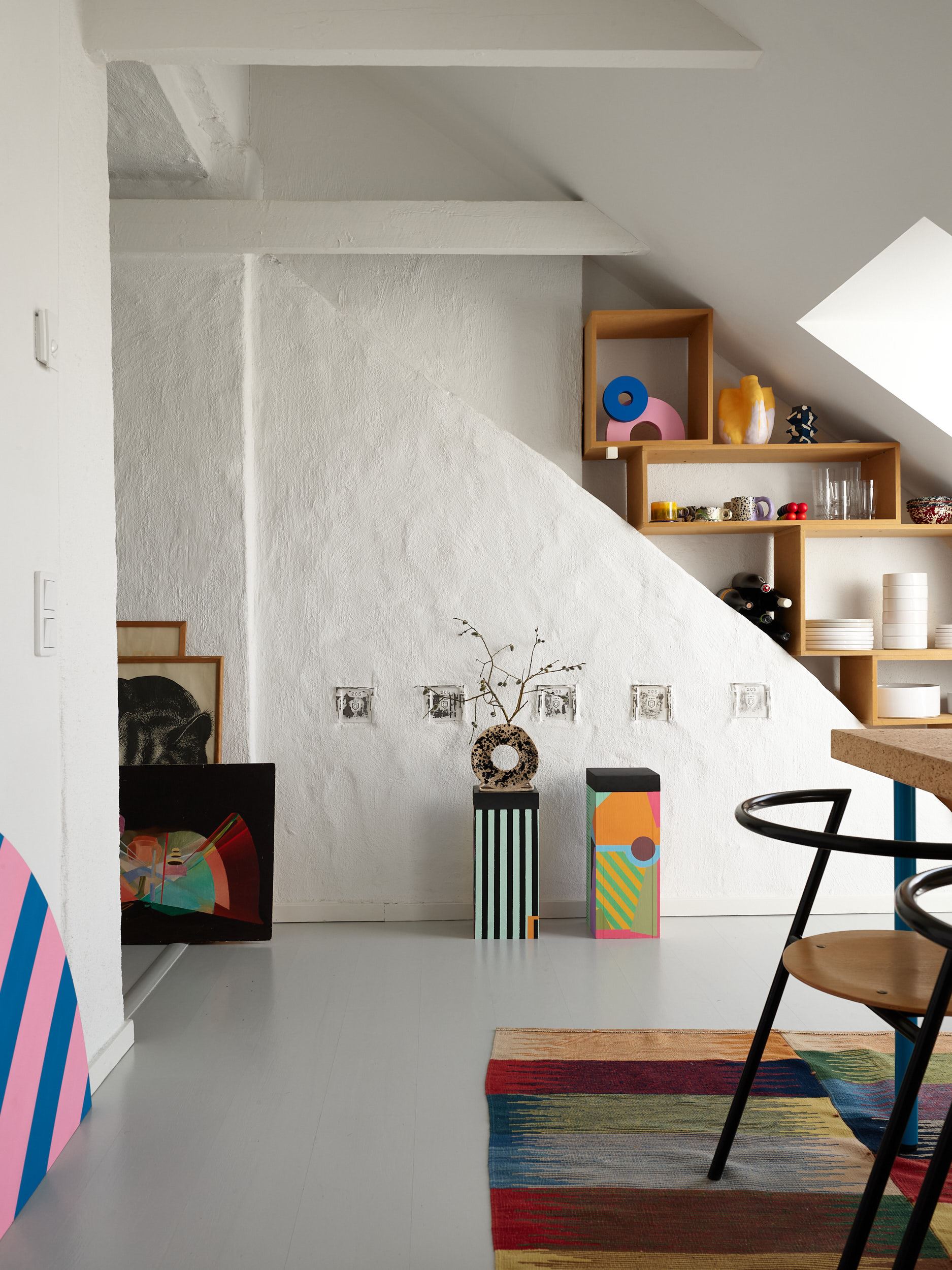salon avec poutres blanches décoration colorée