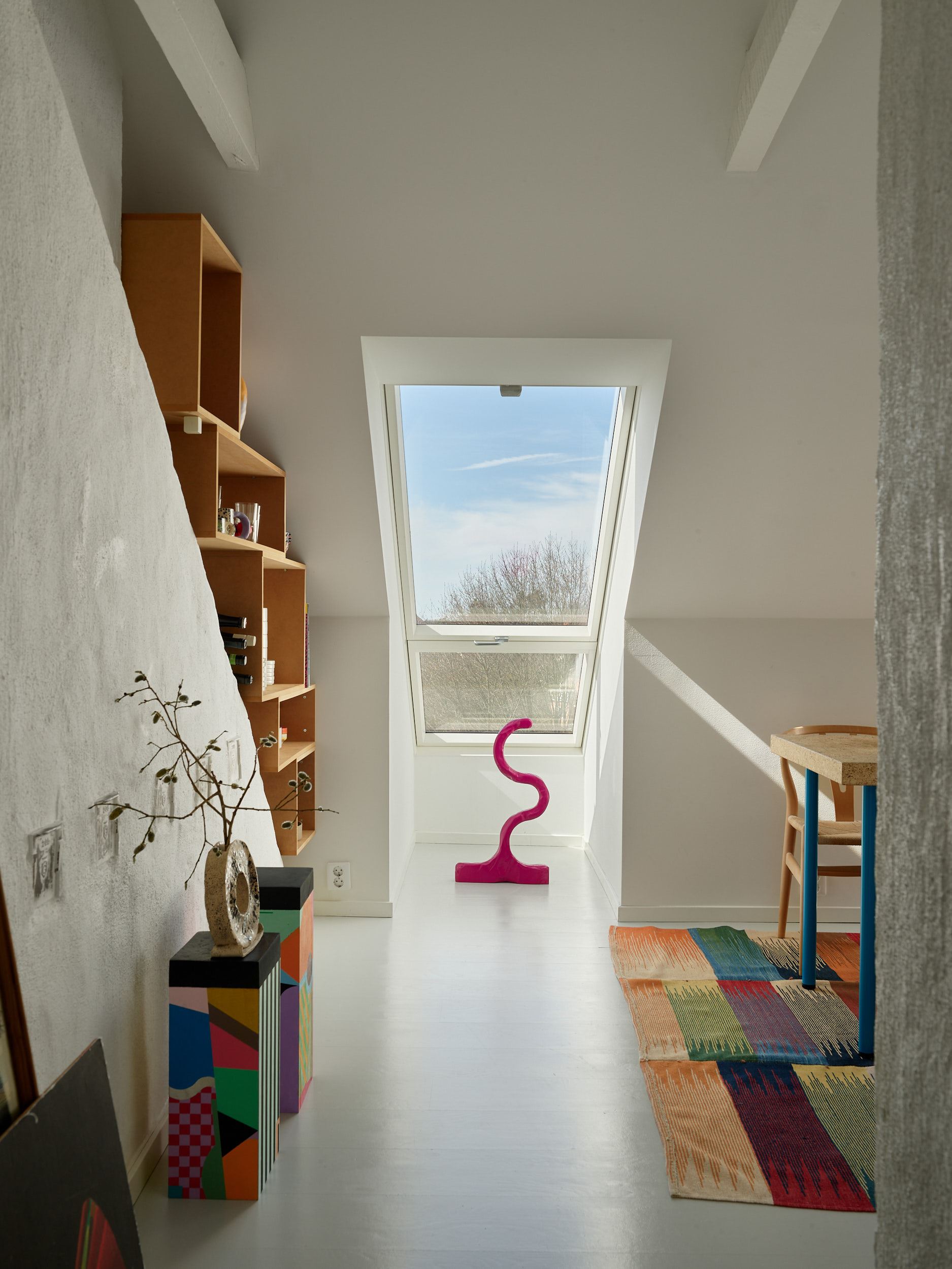 salon mansardé avec velux