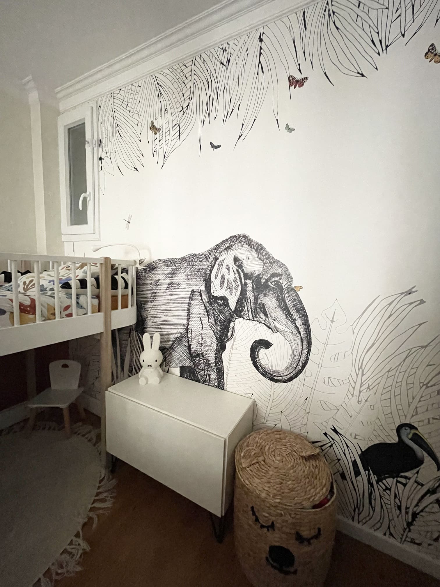 chambre enfant avec papier-peint décoration contemporaine par Charlotte Gille de Happy Pog