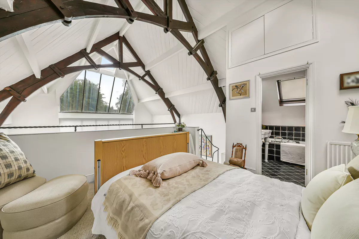 chambre avec verrière zénithale maison loft décoration classique chic