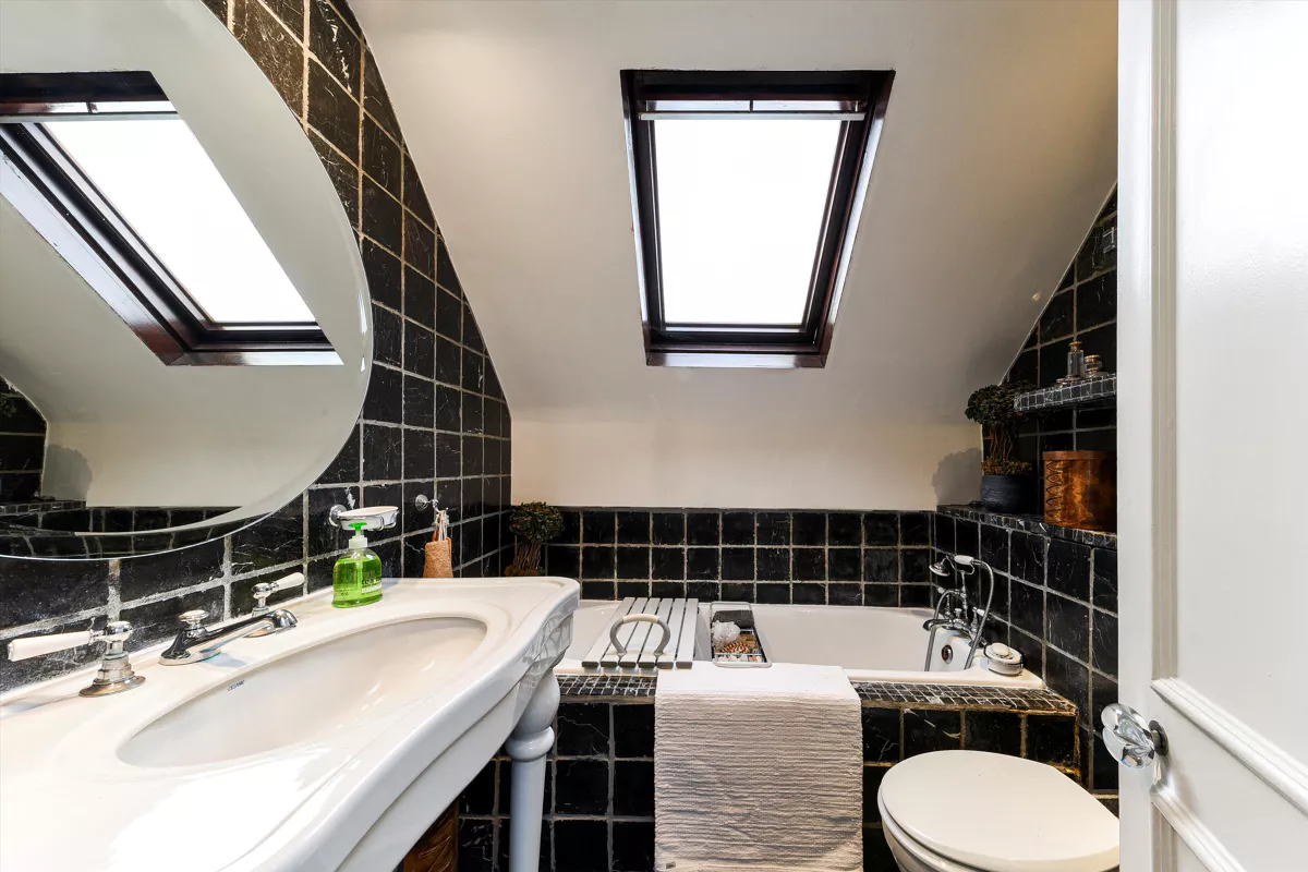 salle de bain carrelage noir