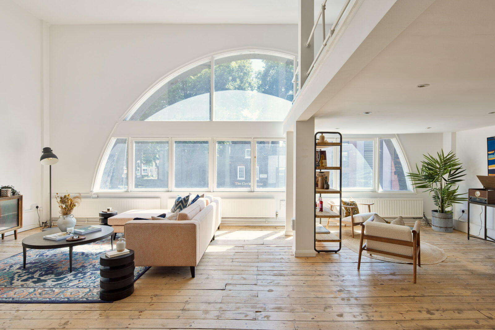 Un loft en duplex à Londres à l'intérieur épuré et lumineux