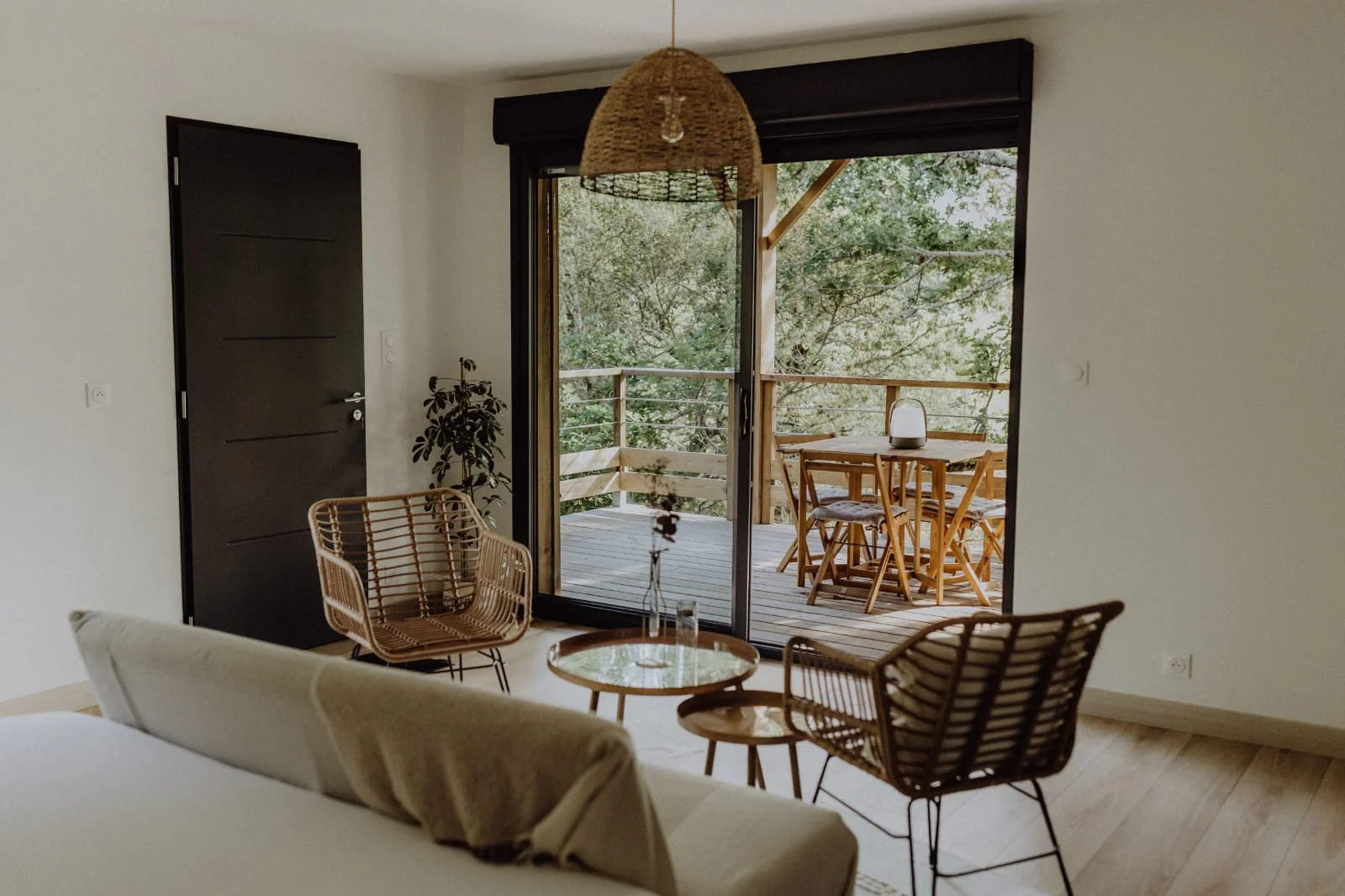 salon avec baie vitrée petite petite maison en bois de 30m2 Côte & Lodge salon avec baie vitrée petite petite maison en bois de 30m2 Côte & Lodge