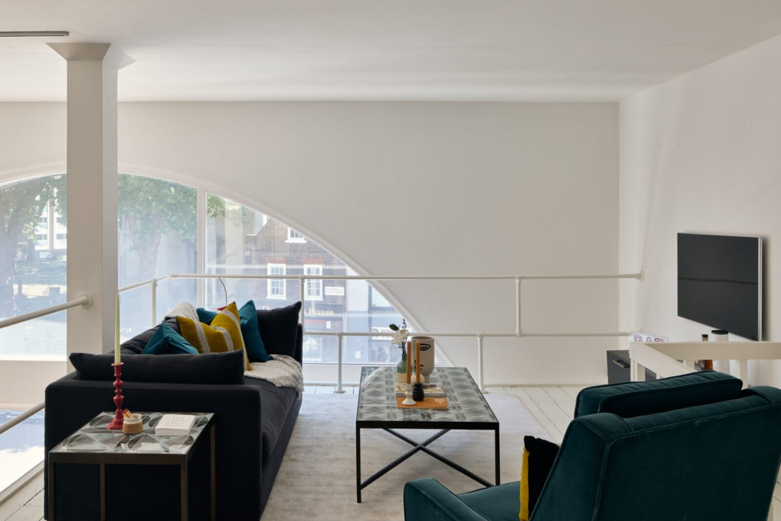 salon sur mezzanine loft en duplex
