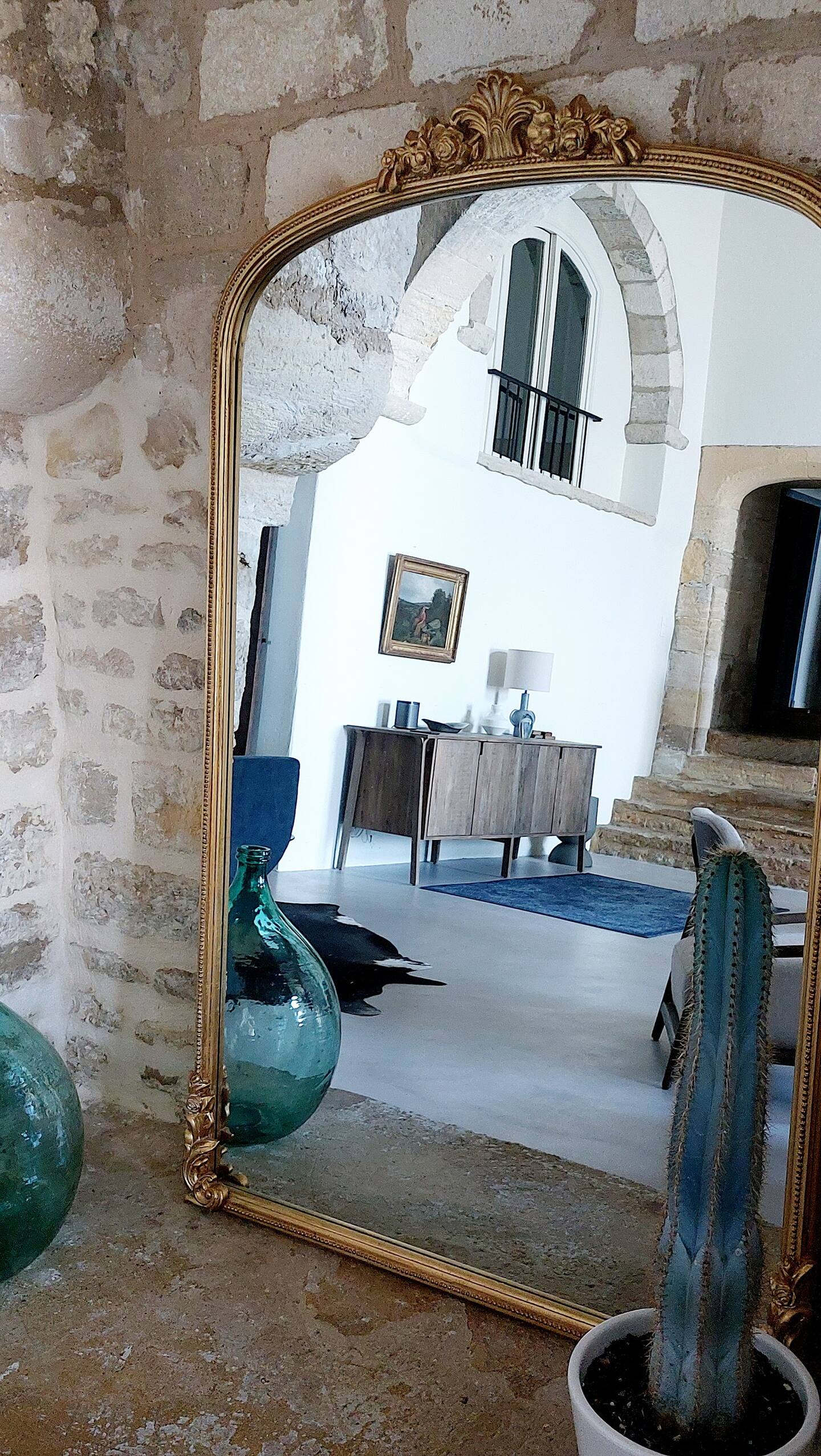 salon avec miroir baroque au sol maison en pierre rénovée La maison du Luberon salon avec miroir baroque au sol maison en pierre rénovée La maison du Luberon