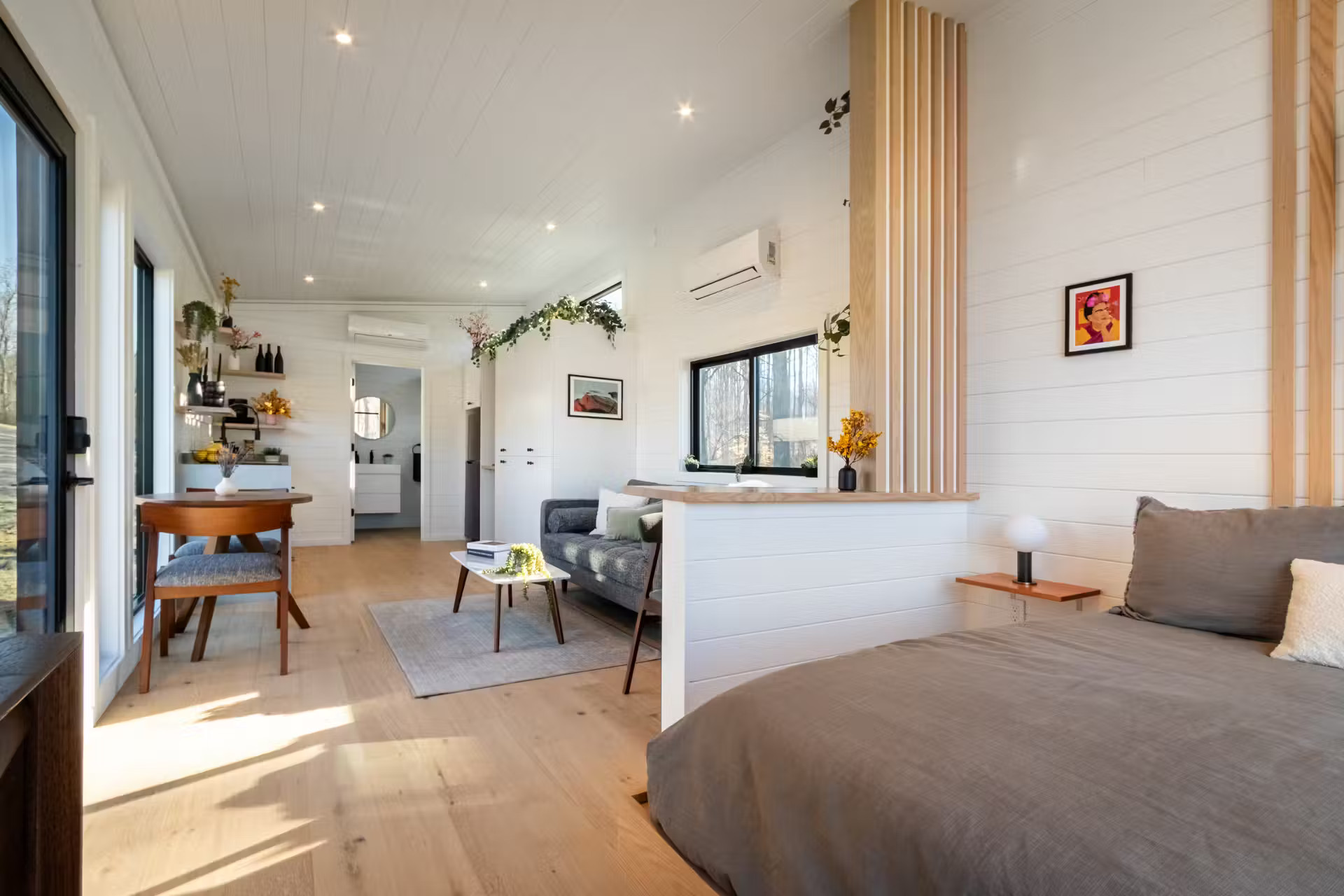 salon et chambre petite maison de 37m2 The Luna Zook Cabins