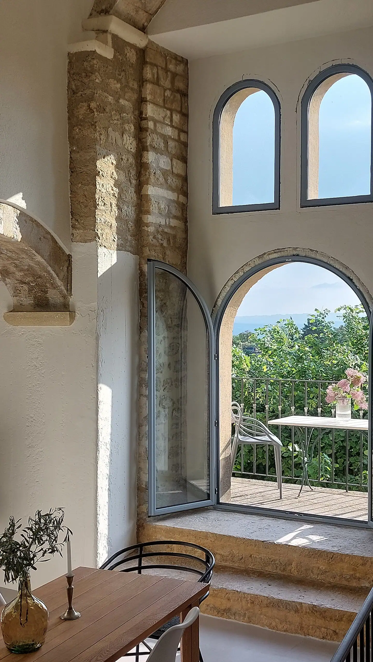 salle à manger avec balcon et arches maison en pierre rénovée La maison du Luberon salle à manger avec balcon et arches maison en pierre rénovée La maison du Luberon
