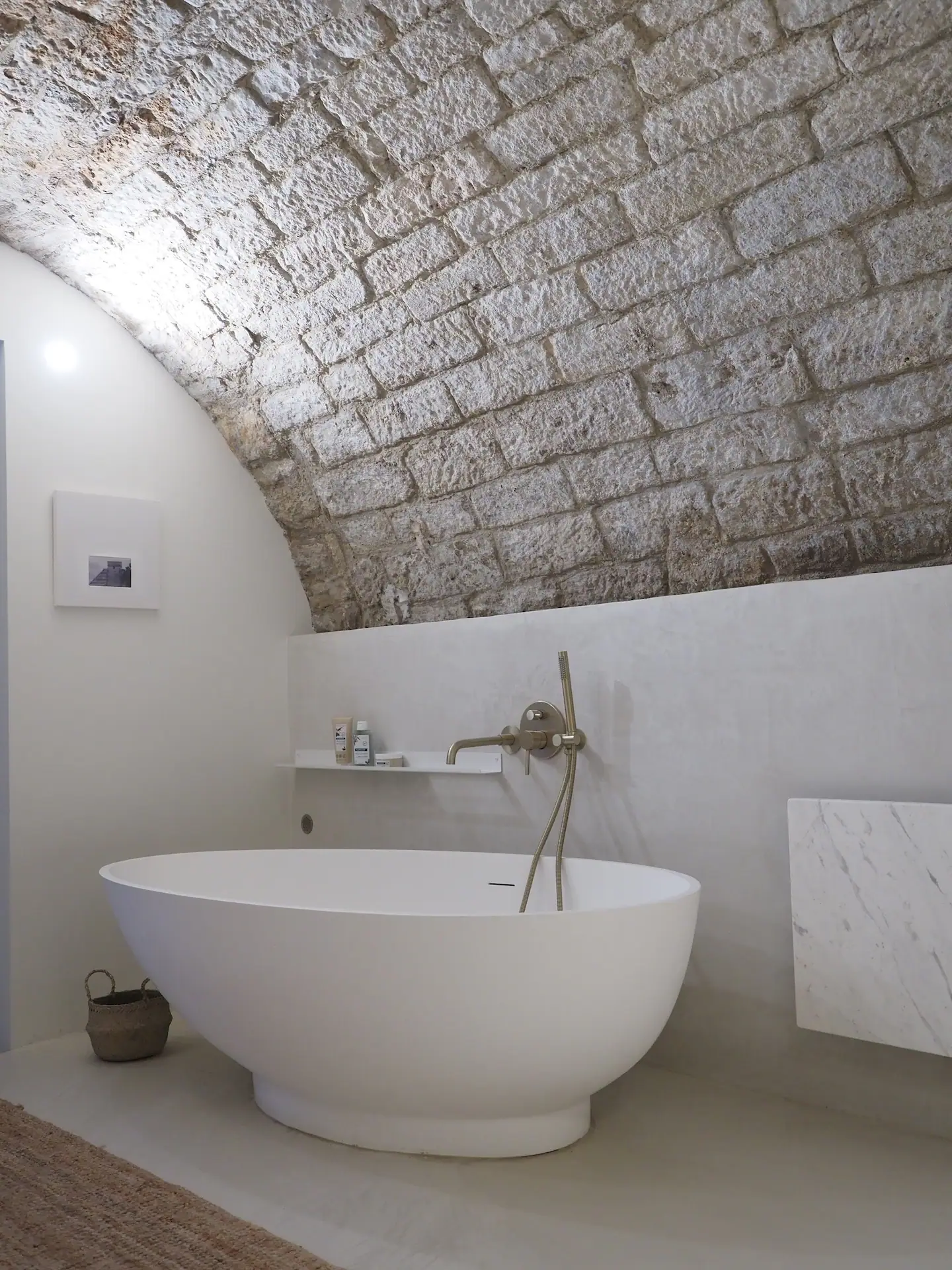 salle de bain voûtée décoration design maison en pierre rénovée La maison du Luberon salle de bain voûtée décoration design maison en pierre rénovée La maison du Luberon